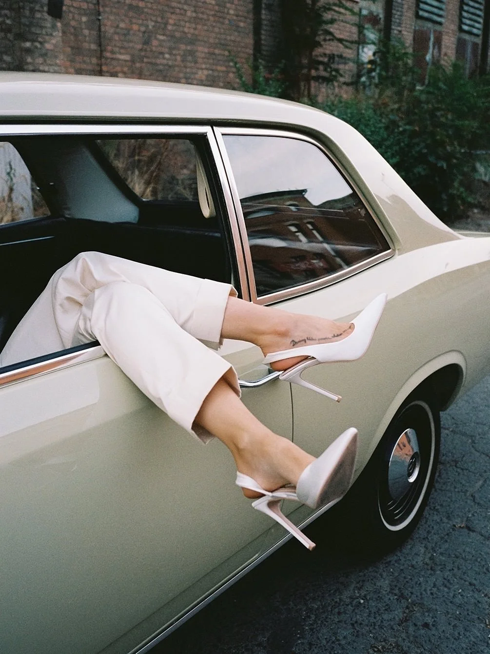 &mdash; city weddings will always have my heart 🍸

Bridal suit @gyorok
Veil @orsibakacsbridal 
Hair @hajdanorahair 
Makeup @nogradibarbi_makeup 
Florals @chetreseventdeco 
Photography @fanni_herman
Car @rerekord