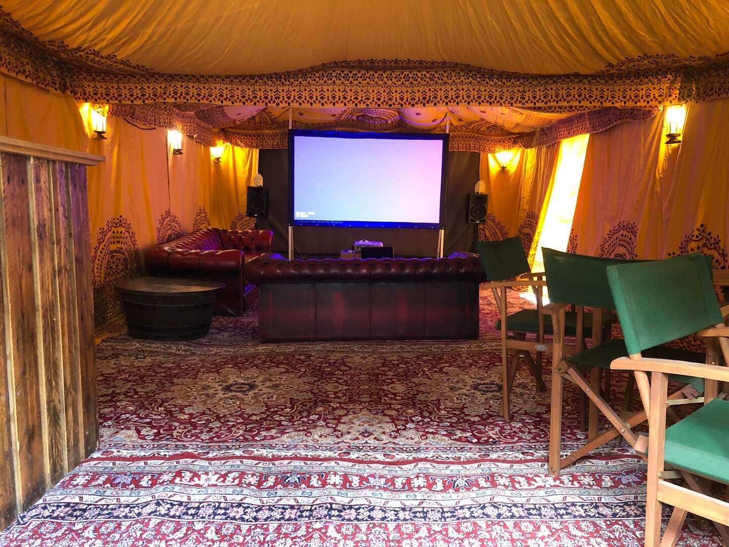 A little peak at our 4.5m x 9m luxury marquee cinema ! 

--
 
#familytime #gardenparty #cinemahire #glamping #outdoormovienight #kids