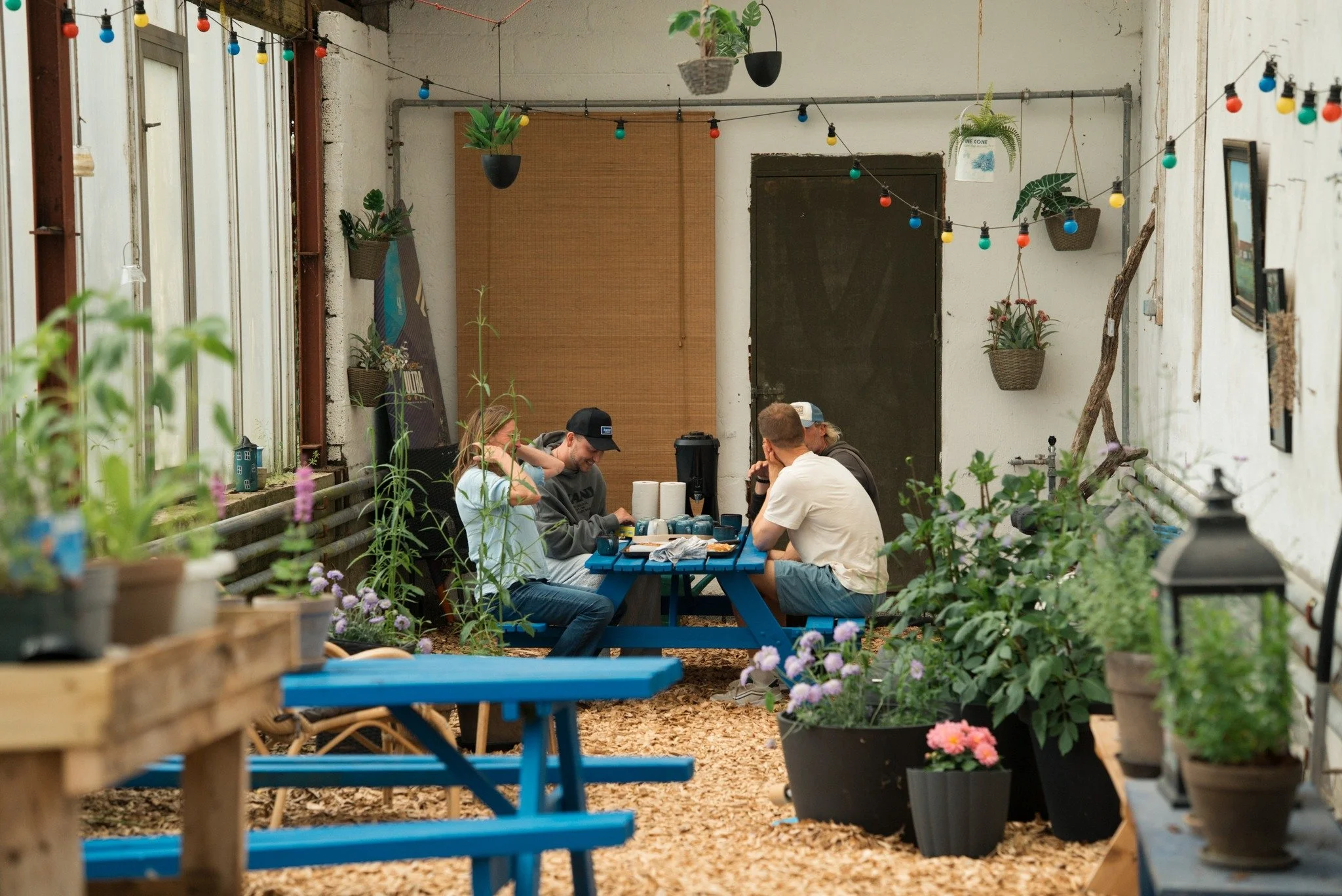 Hvad mener vi, n&aring;r vi taler om f&aelig;llesskab?

Hos Surfgaarden er f&aelig;llesskab mere end at v&aelig;re i samme rum. Det er, n&aring;r vi samles om m&aring;ltiderne, deler oplevelser i naturen eller hj&aelig;lper hinanden gennem en sv&aeli