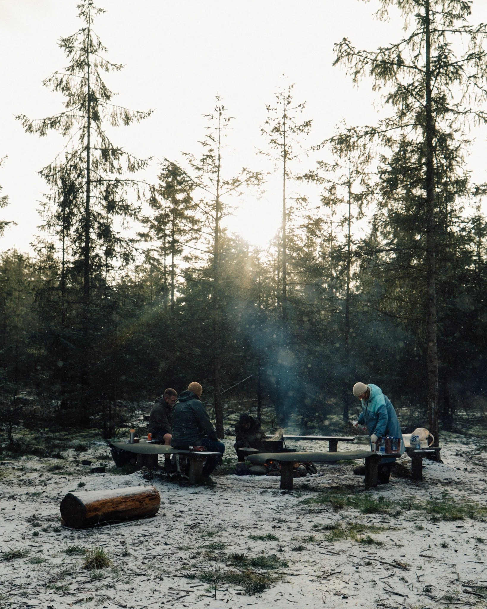 I skoven er der ro, h&oslash;jt til loftet og bredde vidder. Der er plads til de store tanker. 

- Mathias, Surfgaarden Agger
