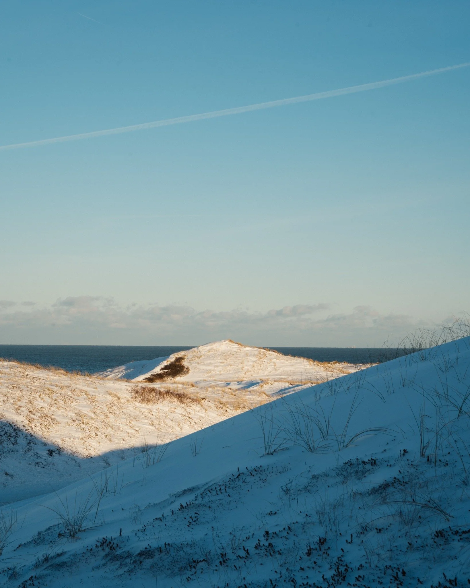 Nu er al sneen stort set v&aelig;k, men vi har nydt det smukke snevejr som en stille og frisk start p&aring; det nye &aring;r ❄️
De tyste snelandskaber minder os om at s&aelig;nke tempoet og tr&aelig;kke vejret dybt. 

@surfgaarden  p&aring; sporet a
