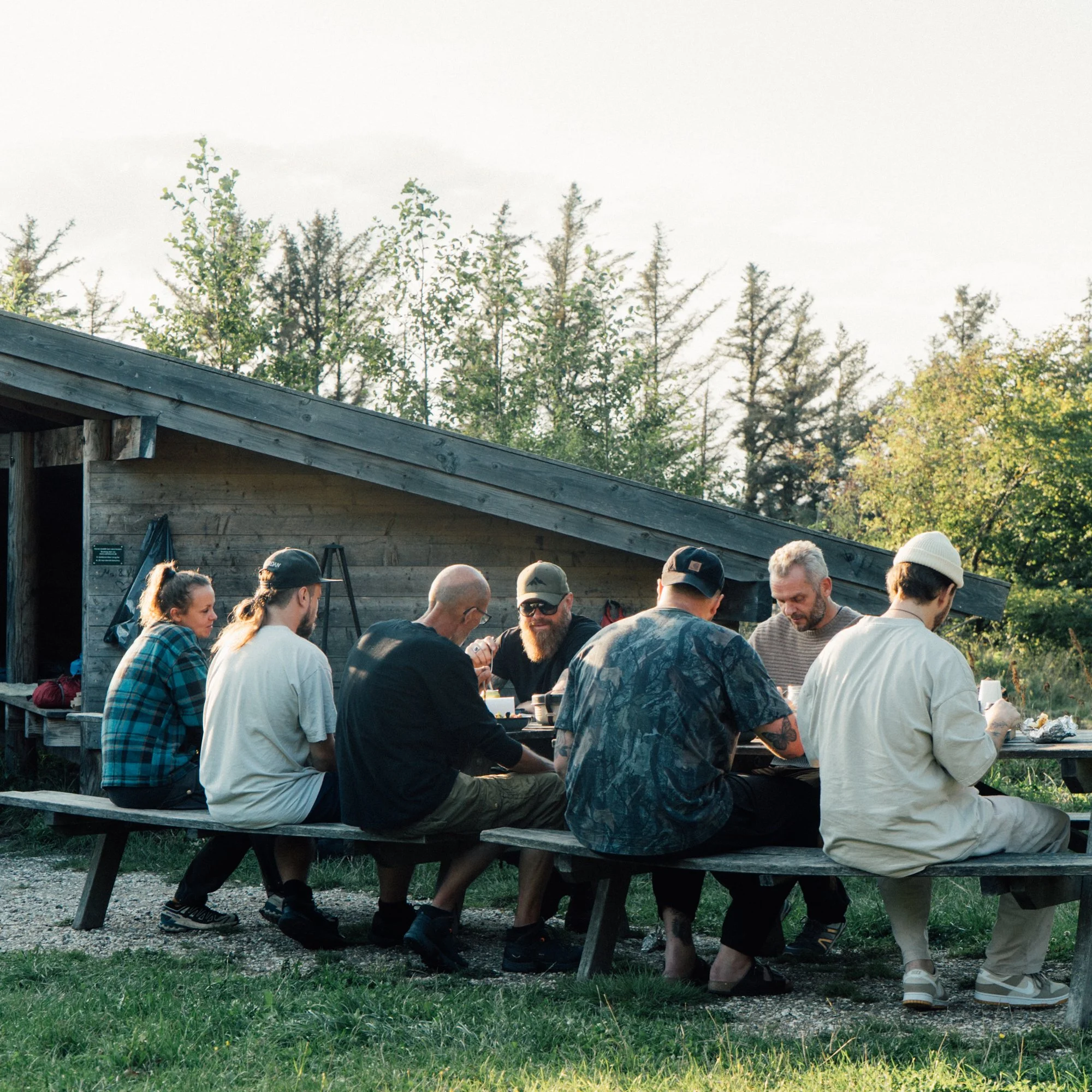 Stilheden heler
N&aring;r vi tr&aelig;kker vejret dybt under tr&aelig;kronerne, falder verden lidt til ro. Ingen krav. Ingen ord. Kun vinden, ilden og os.

I shelterets enkle rum finder vi tilbage til kroppen, til nuet &ndash; til os selv. &Aring;nde