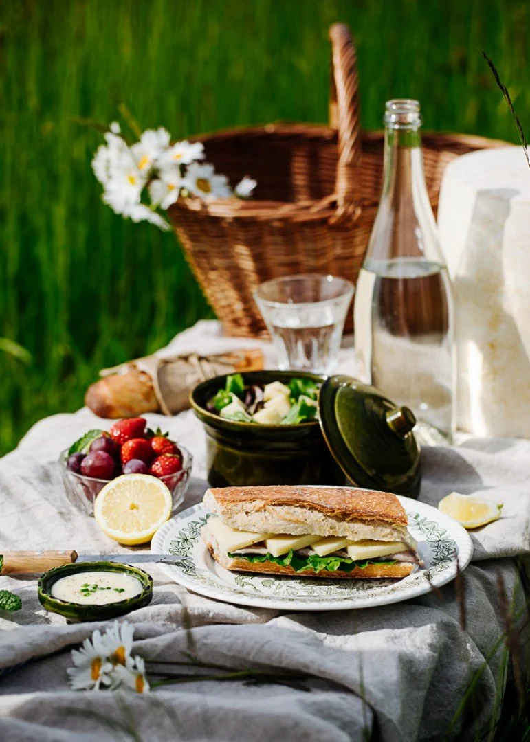 pique nique fromage pain en extérieur- photographe culinaire en Bretagne