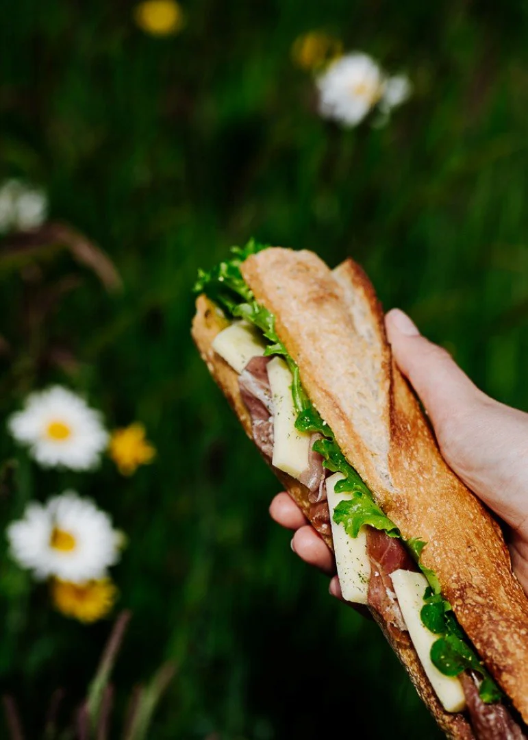 photographe culiniare sandwich en pleine nature -salade baguette et fromage