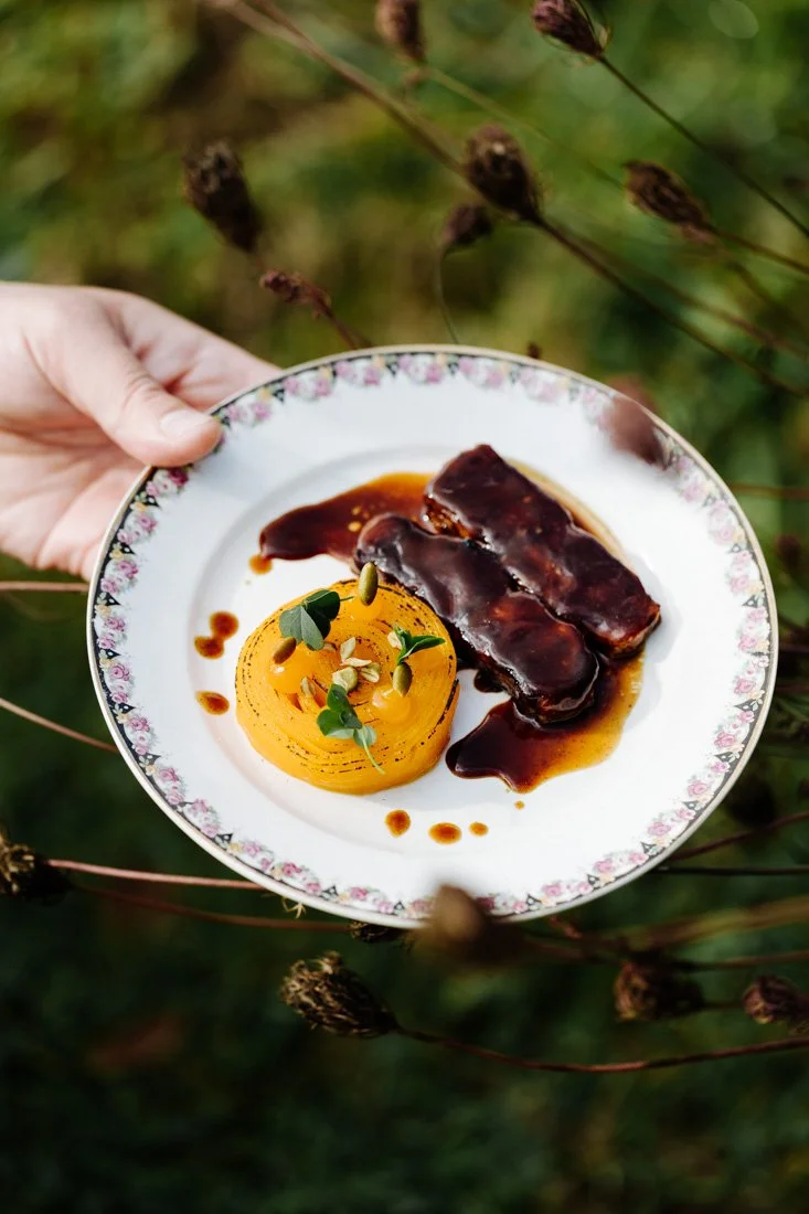 photographie de recettes dans une assiette rétro en Brocéliande 