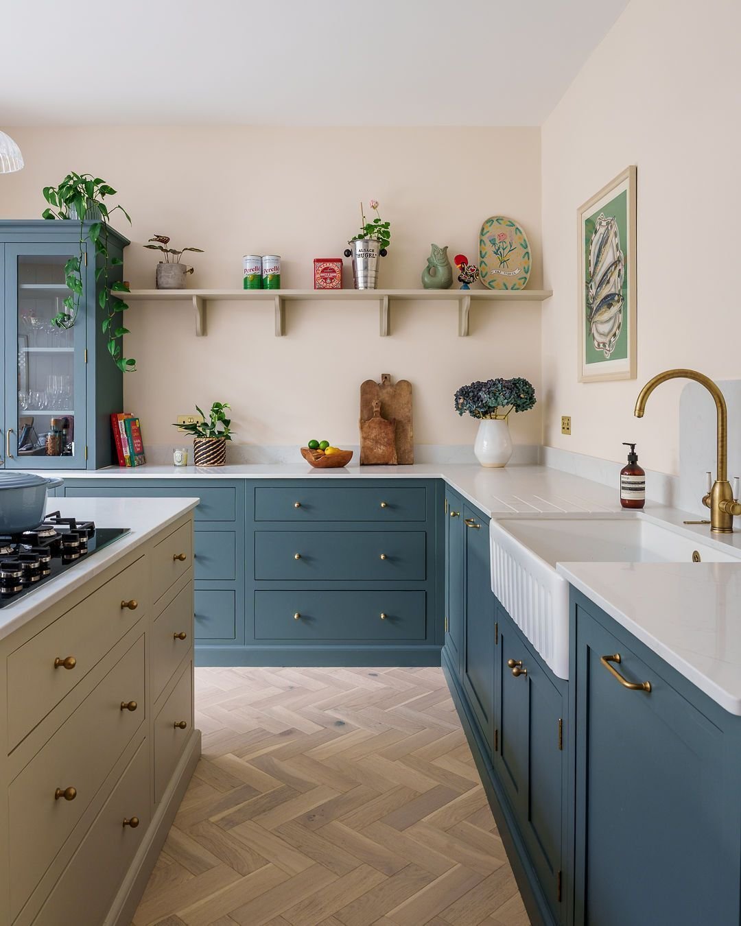 So happy to share these recent pics of this gorgeous two-tone kitchen. Lovely colours and such pretty accessories (which we can&rsquo;t take credit for!). Having the hob on the island can offer a really nice vantage point to look out to the garden / 