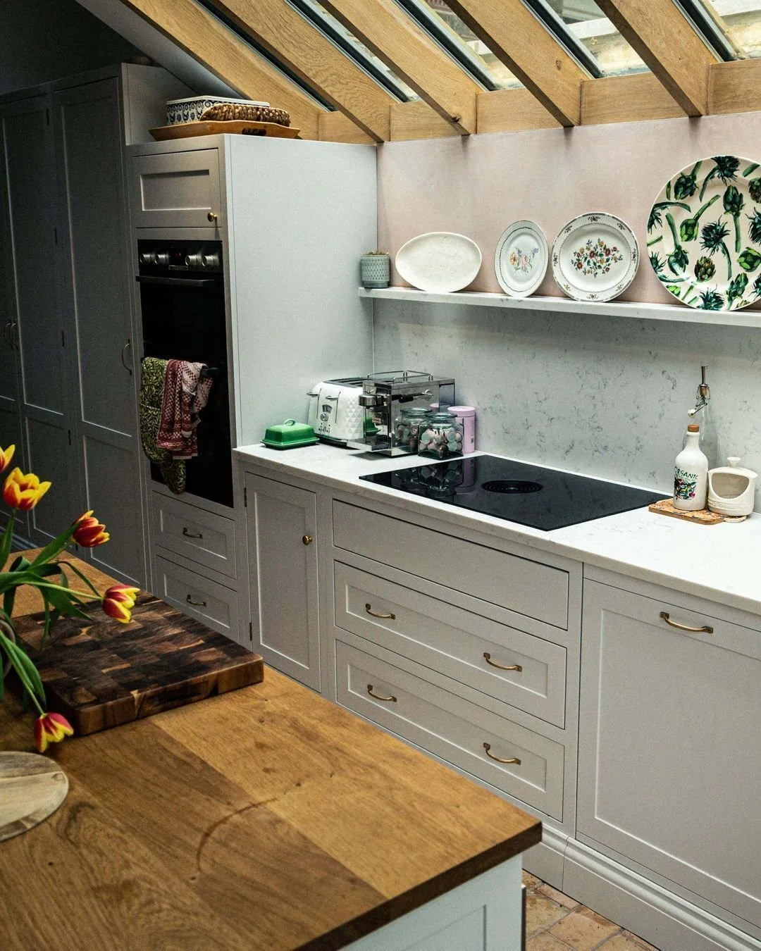 This is such a welcoming family kitchen. The off-white cabinetry works beautifully with the oak worktop on the island, making it calm and cosy. As the nights draw in and Christmas approaches, it&rsquo;s exactly the sort of space you want to be in. 
#