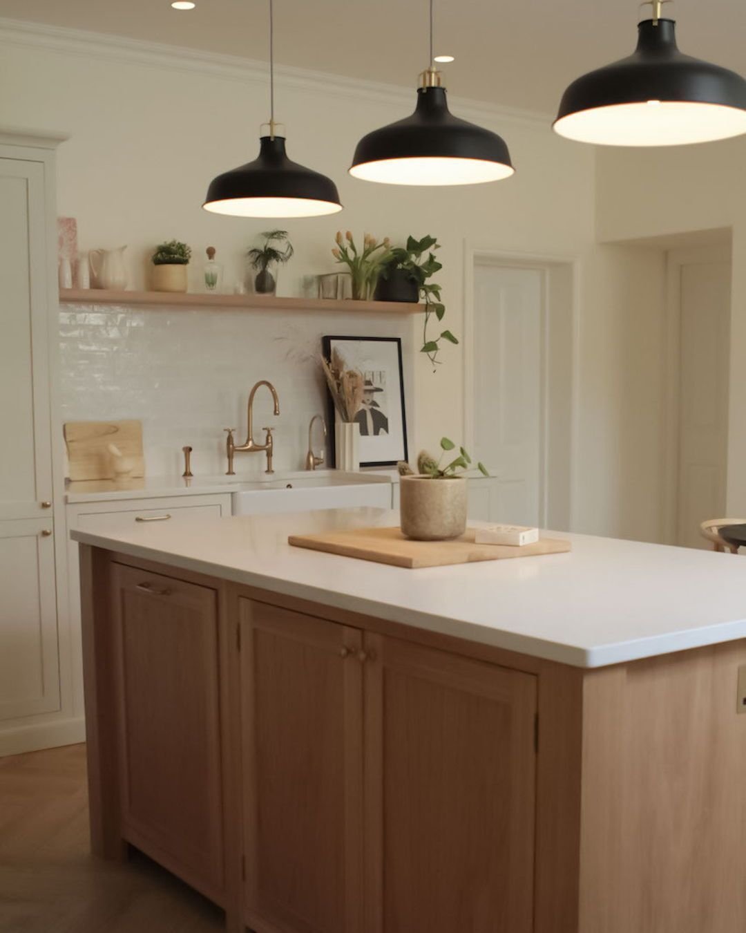 We really loved this oak island in Connaught Road. These clients were ahead of the curve - it&rsquo;s having quite a moment now and we&rsquo;re not surprised. With its warm hue, oak gives a natural warmth and texture. We're finding it can complement 