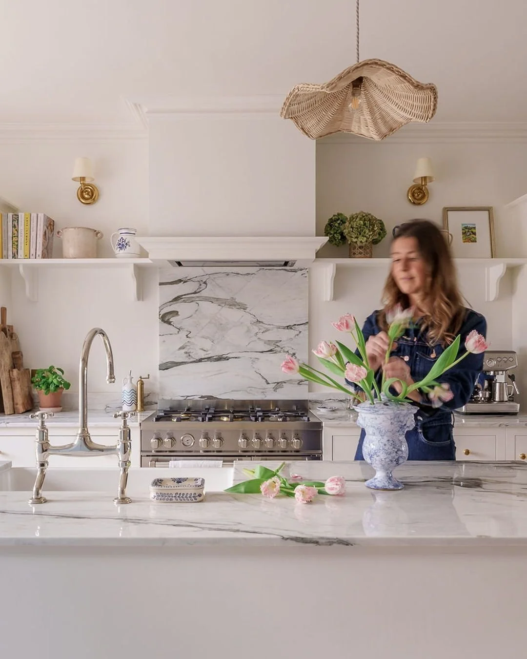 A very recent install - and perfect timing if you&rsquo;re planning a new-year kitchen. We loved the countertop glass-fronted units and the beautiful blue-and-white crockery. Either fluted glass or clear glass works - it depends how neat you are!
#Fa