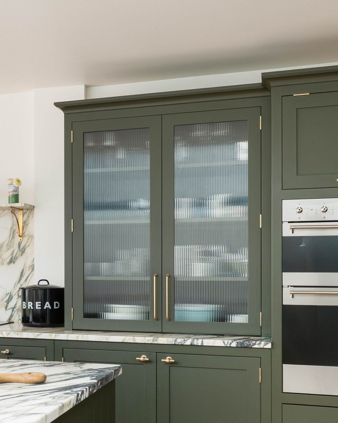 Fluted glass. Retro vibe. Slight secrets.
Hides just enough to make you look twice.
#KitchenDesign #SmartStorage #FallowProjects