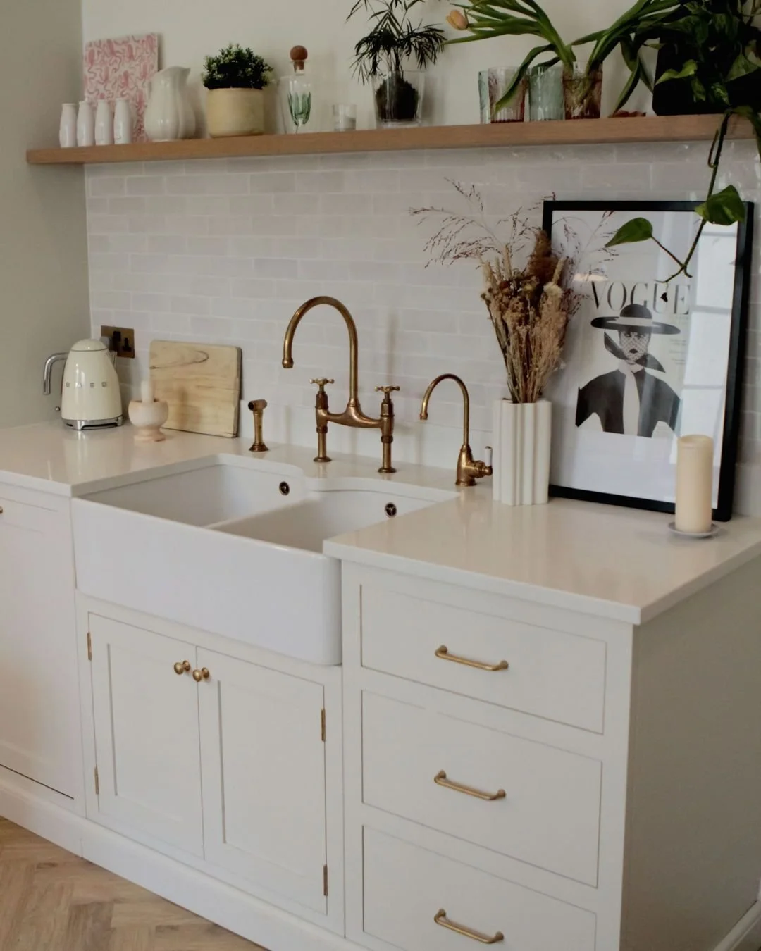 This kitchen has a pretty small footprint but the soft tones, open shelves and layout make every inch work hard. It&rsquo;s inviting and stylish at the same time - and we love the little shelves linking the hood to the cabinets.
#SmartDesign #Compact