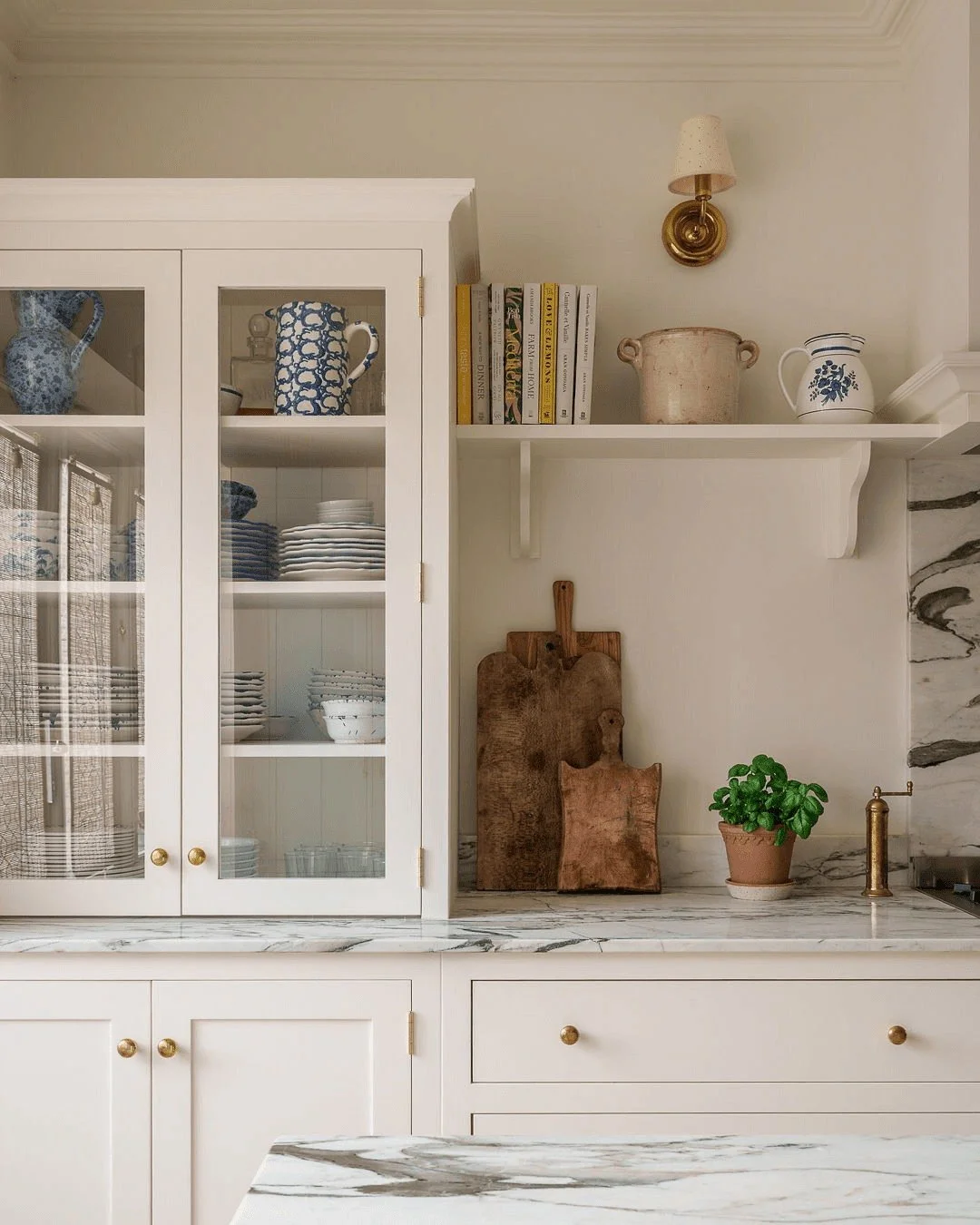 A Hand Painter's Tale

It&rsquo;s more durable. More sustainable. And it creates a depth and texture you simply can&rsquo;t fake.

If you&rsquo;re making a kitchen by hand, it only feels right to finish it by hand too.

It also makes it much easier t