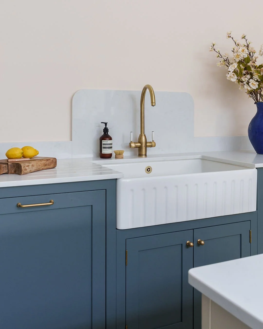 Apron front Butler sink quartz splashback