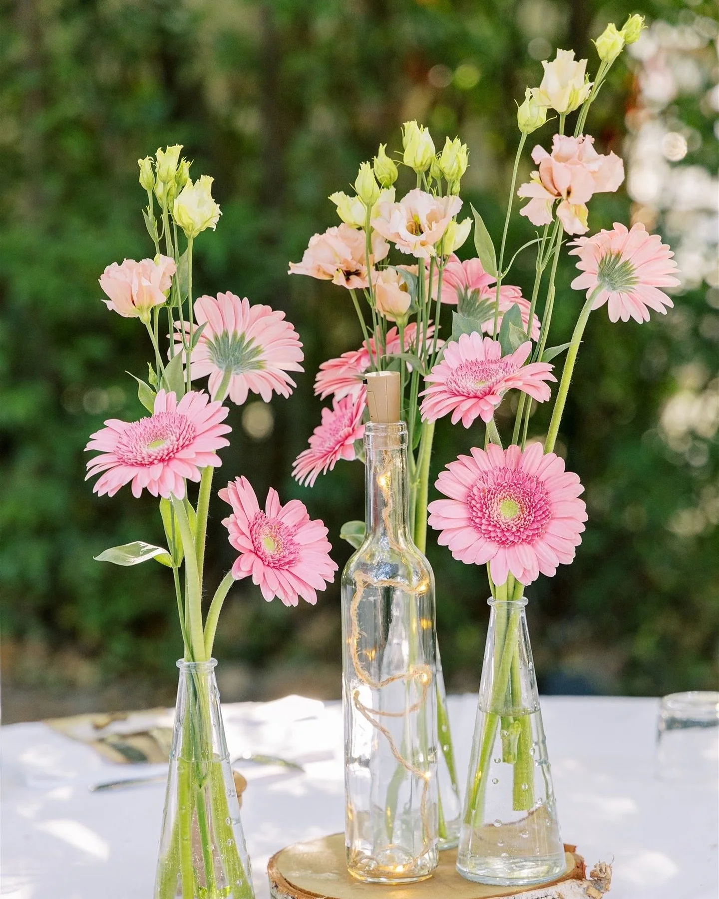 Alguns detalhes do casamento de Elodie e Olivier. Gostei de fotografar essa flores coloridas, e por sorte tivemos um dia de muito sol!
Sabemos que os noivos passam muito tempo escolhendo cada detalhe desse dia, que deixar&atilde;o a decora&ccedil;&at