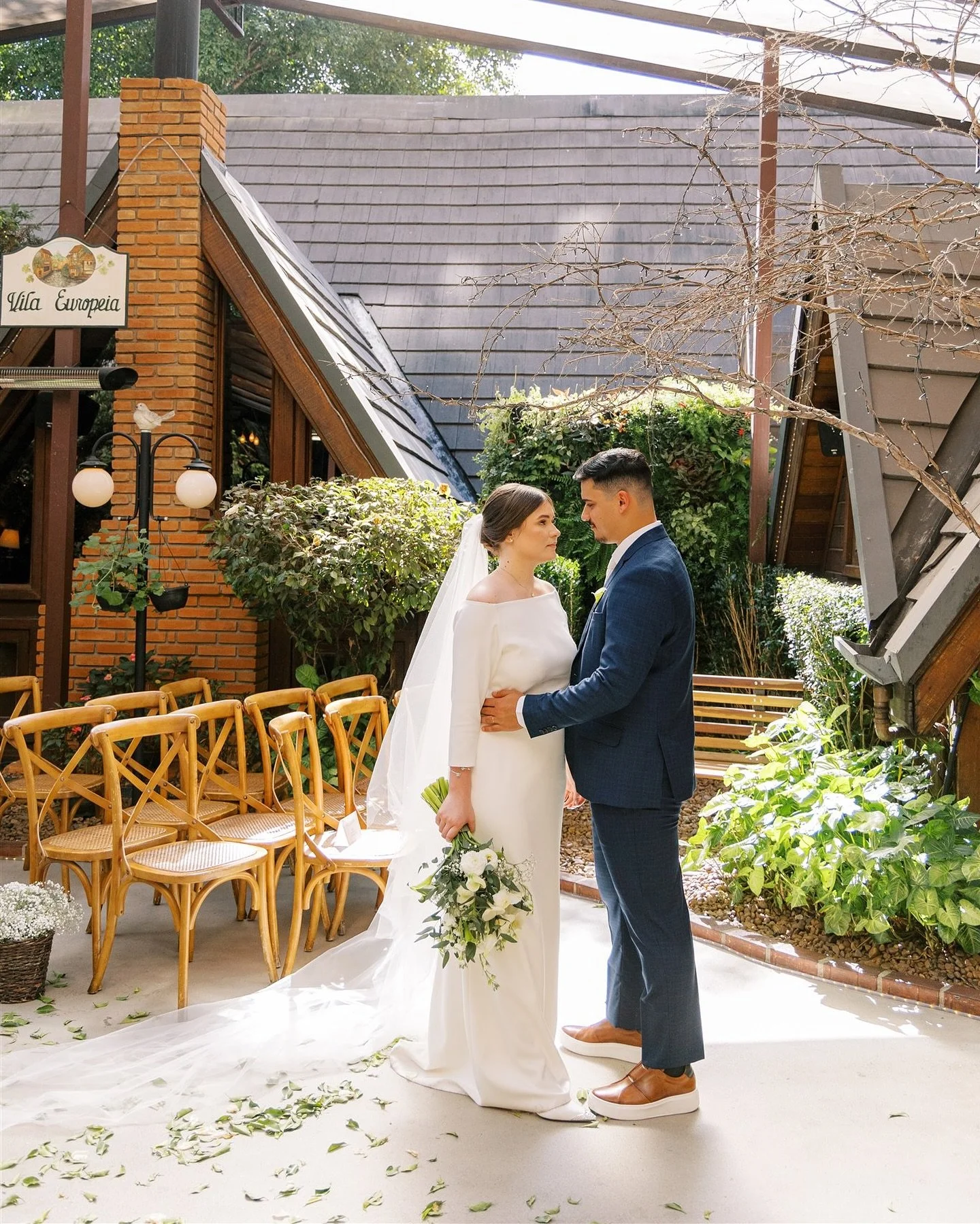 Hoje entregamos a galeria desse casal querido. Um lindo casamento intimista, num domingo de muito sol em S&atilde;o Paulo. J&aacute; j&aacute; voltamos para compartilhar muitas fotos novas da comemora&ccedil;&atilde;o da uni&atilde;o deles. 
Obrigada