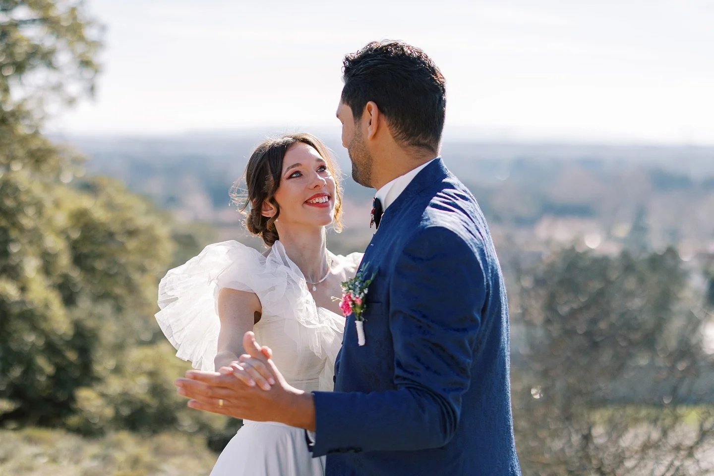 Hoje &eacute; dia de #tbt e lembrei desse momento &uacute;nico depois da cerim&ocirc;nia do casamento civil de Isabelle e Brice. Um momento suspenso nessa colina, onde s&oacute; tinham eles, e eu, para eternizar essa troca de olhares. 🤍