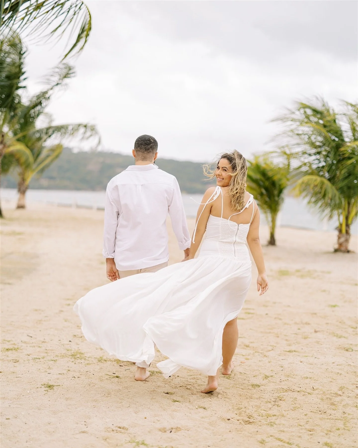 Dif&iacute;cil &eacute; escolher somente algumas fotos desse ensaio! N&atilde;o teve sol, n&atilde;o teve golden hour, mas foi lindo do mesmo jeito. O ensaio pre-wedding &eacute; um momento especial onde fotografamos a ess&ecirc;ncia do casal. &Eacut