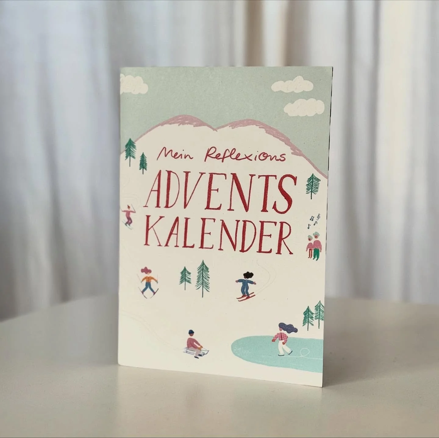 Die neuen Reflexionsadventskalender sind da! Dieser Adventskalender h&auml;lt 24 Reflexionsfragen f&uuml;r dich bereit, die sich durch den Dezember begleiten. Du lernst dich selbst besser kennen, findest Momente der Dankbarkeit und Freude und kannst 