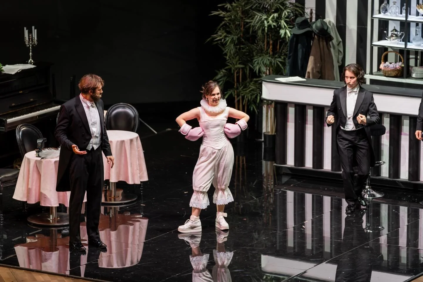 APPLAUS F&Uuml;R DIE GEBR&Uuml;DER STRAUSS! @tirolerfestspieleerl 👏🏻👨🏻👨🏻👨🏻

&bdquo;Mein Herr Marquis, ein Mann wie Sie, sollt besser das verstehn.&ldquo; 
Einmal dem Komponisten Johann Strauss frech die Meinung &bdquo;boxen&ldquo; - check. 💪