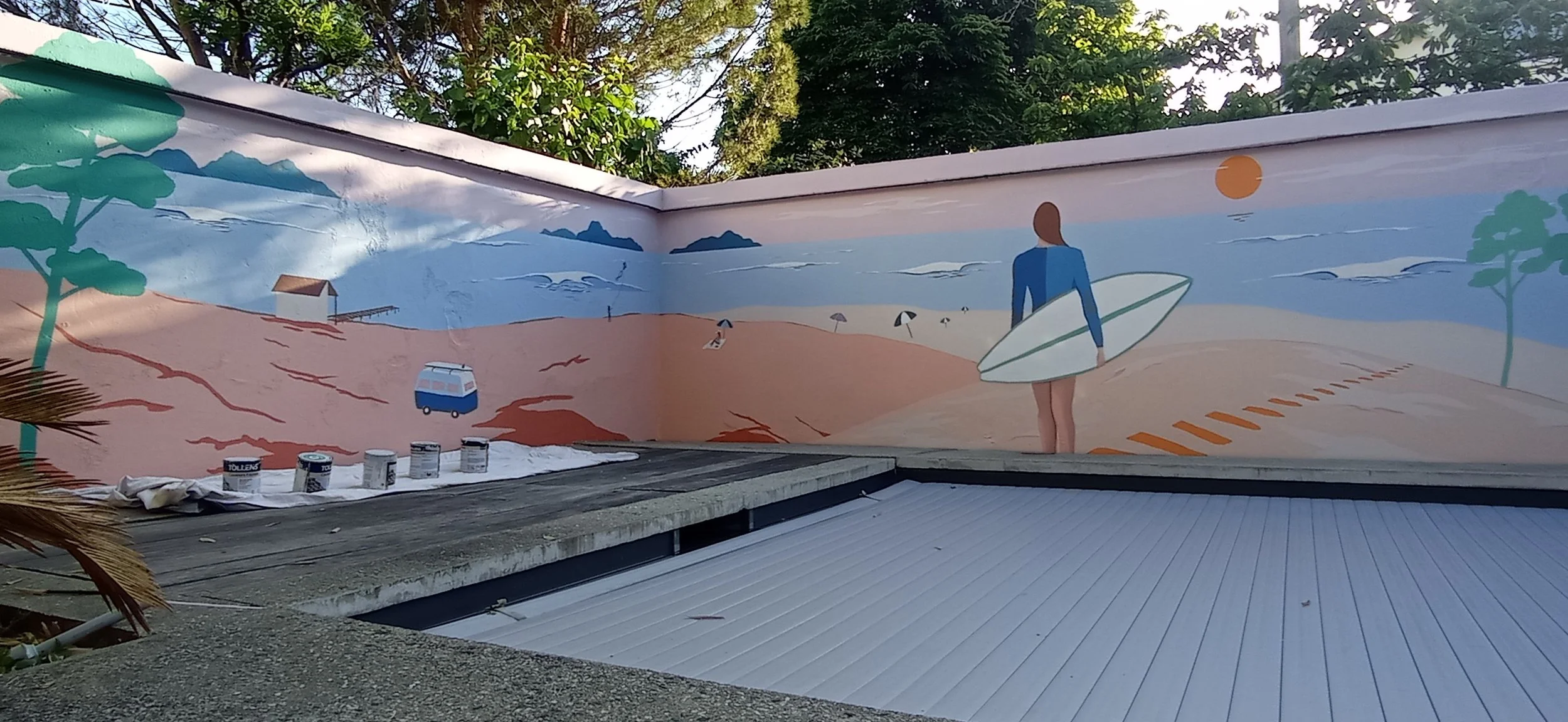 Angel fait le mur, fresque extérieure, fresque piscine, fresque extérieure, décoration extérieure, aménagement extérieur piscine, mur piscine personnalisé, fresque paysage, fresque marine, fresque océan, fresque paysage marin, fresque surf, fresque p