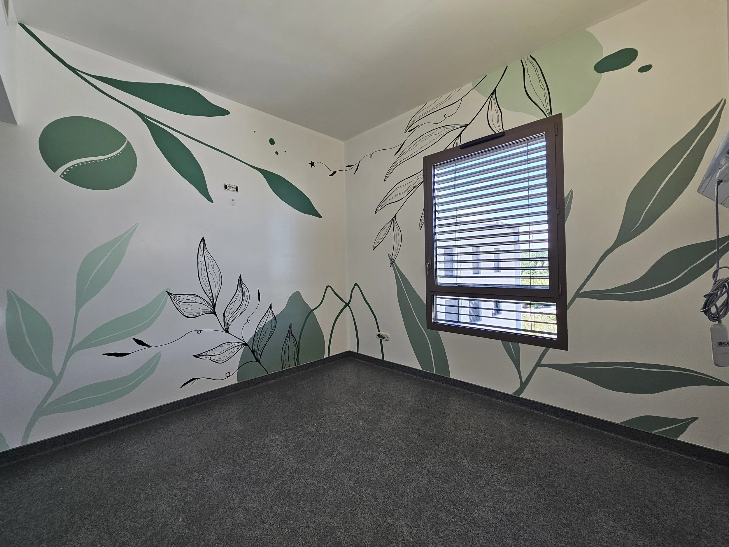 Fresque murale Isère, fresque Bourgoin-Jallieu, fresque clinique, Saint Vincent de Paul, fresque établissement hospitalier, fresque hôpital, art mural, fresque Auvergne Rhône-Alpes, fresque Angelfaitlemur, fresque florale, nature