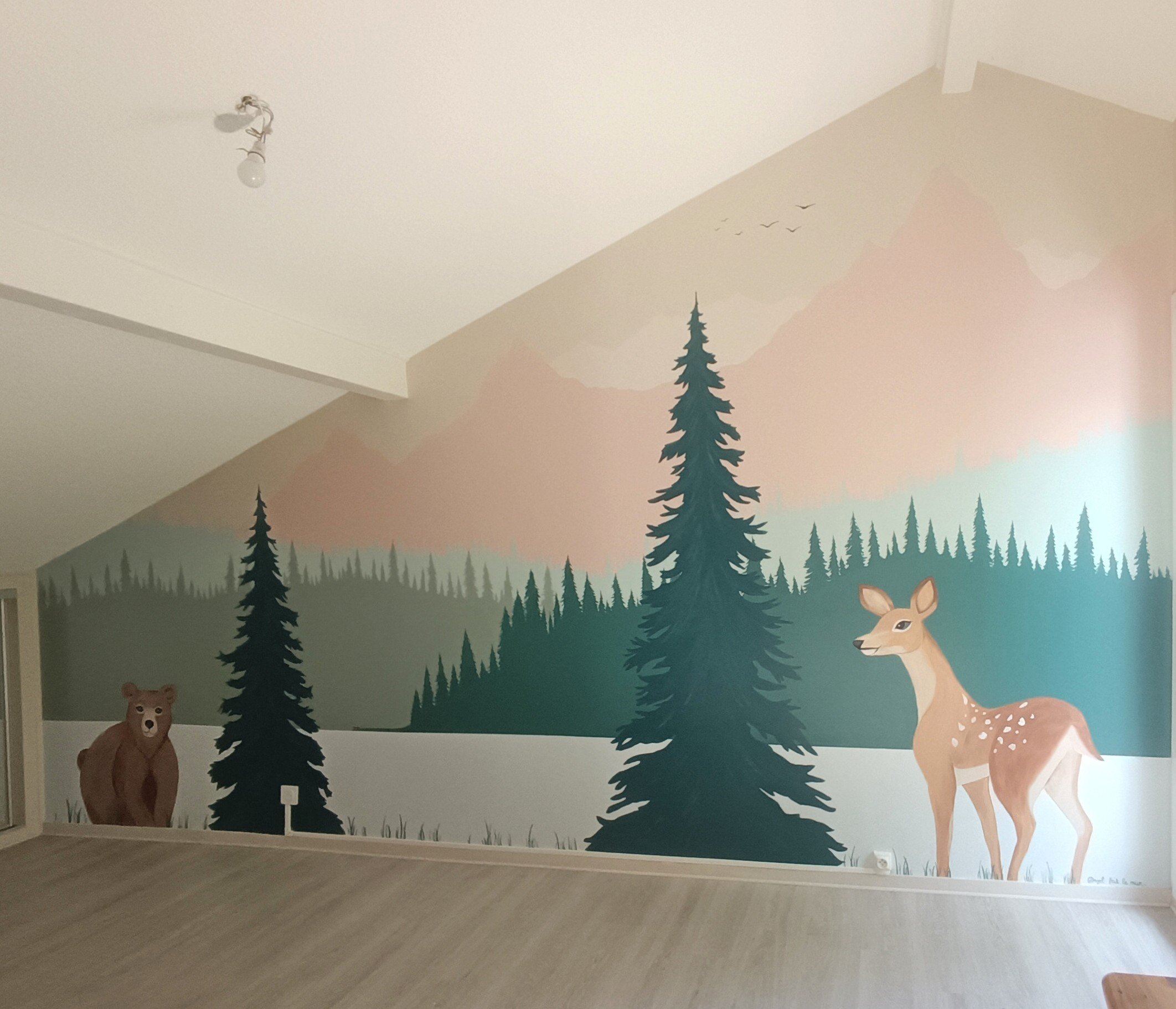 Fresque murale chambre enfant, décor mural personnalisé, fresque montagne, fresque forêt, fresque animaux, muralart, décor personnalisé sur mur, angel fait le mur, peintre muraliste, artiste peintre,