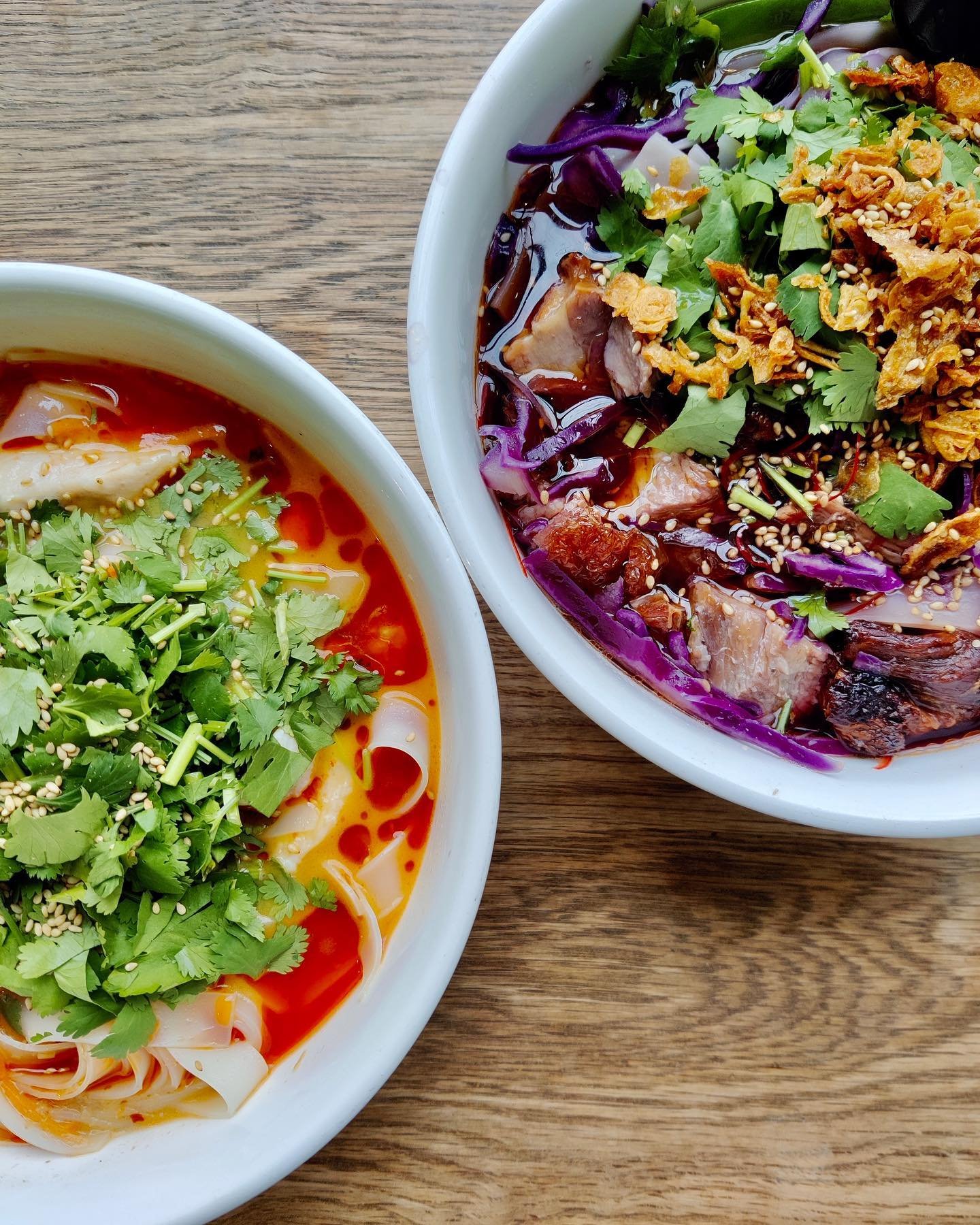 OBS: V&aring;r Laksa kan vara beroendeframkallande! 🌶️ Risnudlar, kyckling, r&auml;kor, mor&ouml;tter, socker&auml;rtor och en kokosbuljong som f&aring;r dig att komma tillbaka f&ouml;r mer