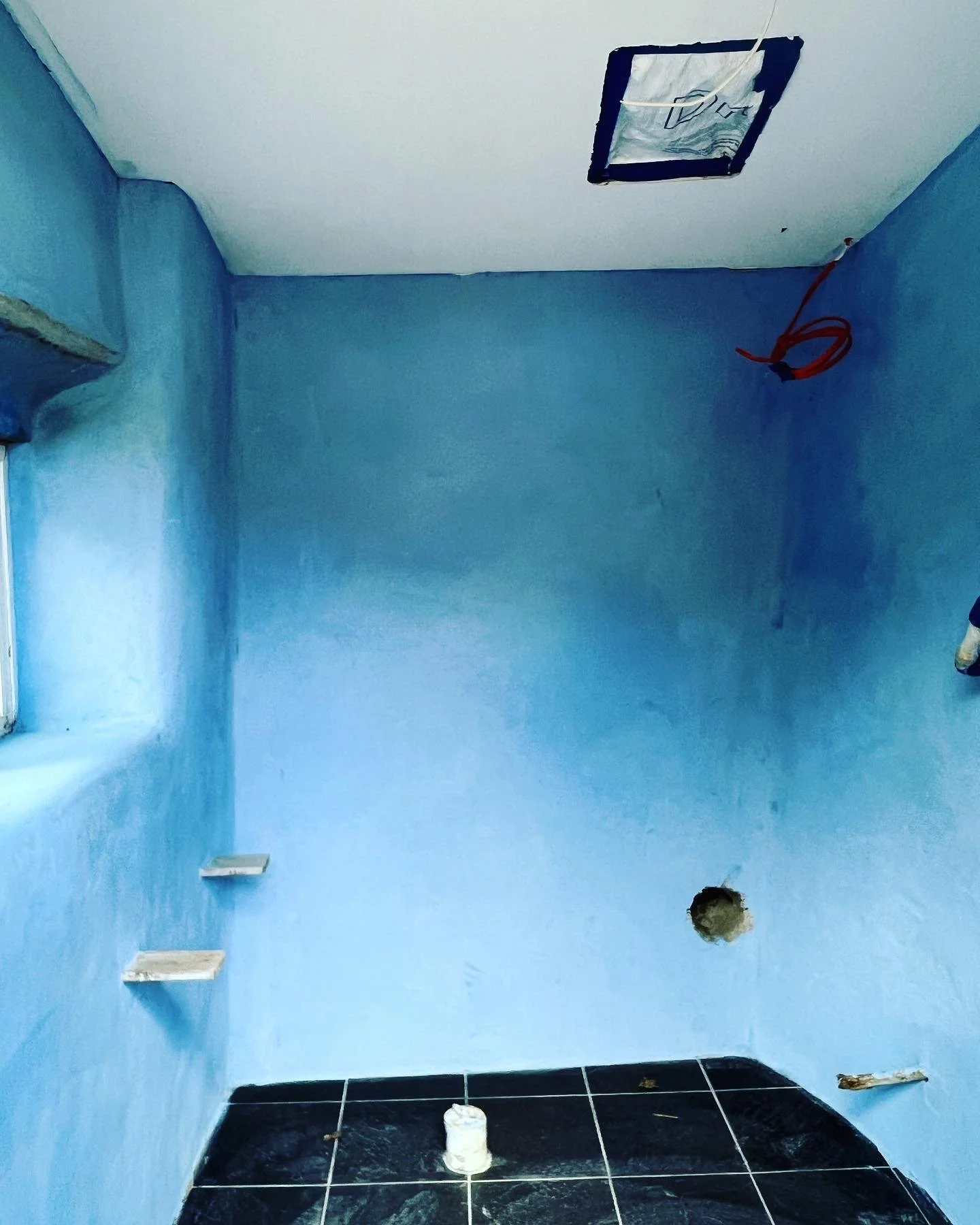big blue plaster bathroom walls.JPG
