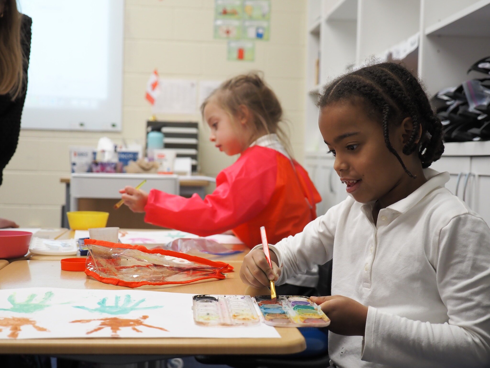 🎨 Our first graders are creating masterpieces with their own hands! 🖐️ From colorful animals to vibrant patterns, their creativity knows no bounds. Each handprint tells a unique story, and we're thrilled to see their artistic talents shine! Stay tu