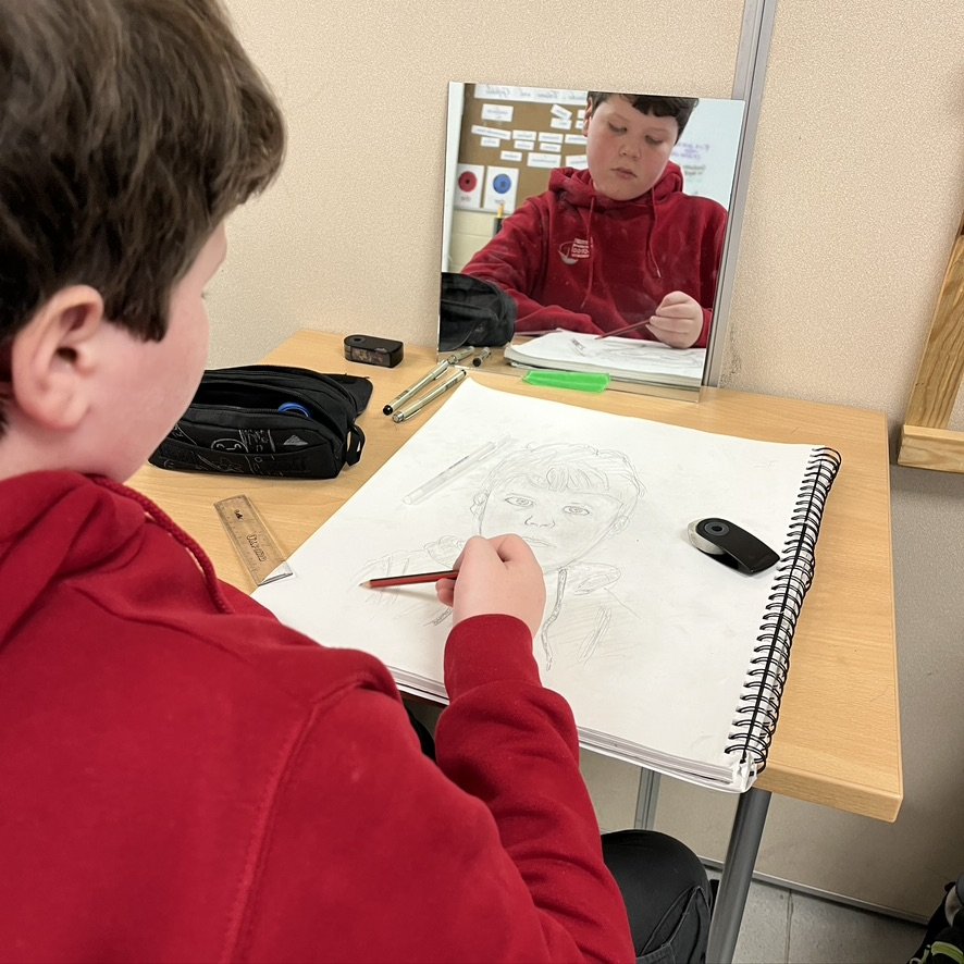 Exploration of self-representation in art class! 🎨🖍 Our 7th and 8th grade students took a closer look at themselves by drawing self-portraits using mirrors. They also learned various drawing methods, allowing their unique perspectives and creativit