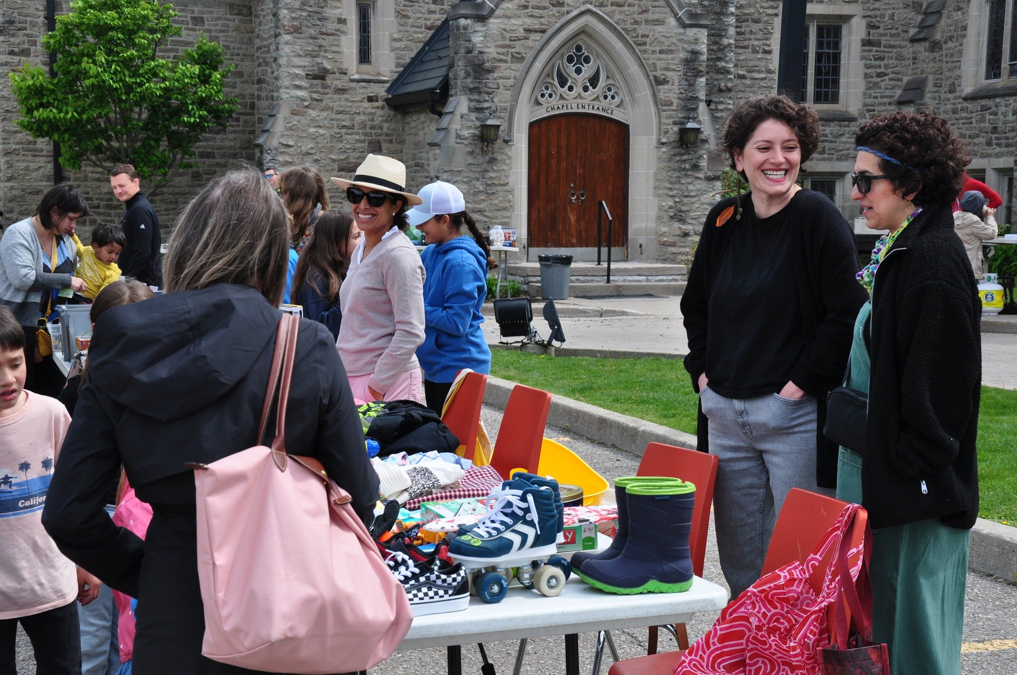 What a delightful Saturday at the German Spring Flea Market of the GIST! ☀️ With the sun shining bright, we enjoyed delicious bratwurst from @brandtmeats, irresistible cakes from our parents, and traditional pretzels. Thanks to the Parent Council for