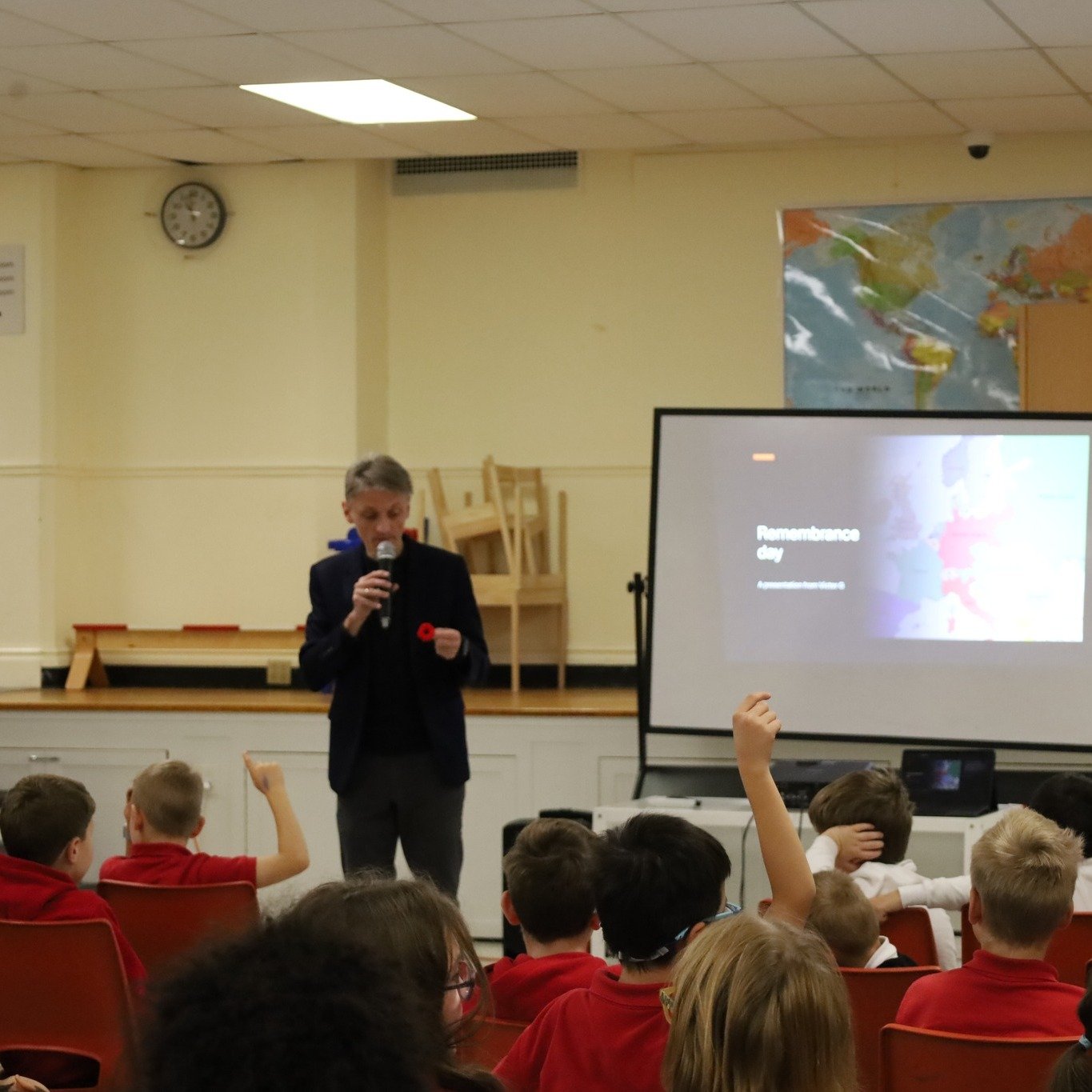 The GIST came together for Remembrance Day to honour those who served, and to reflect on the symbol of the poppy and its meaning. Thank you to one of our Grade 11 students who delivered an insightful, bilingual presentation on Remembrance Day and its