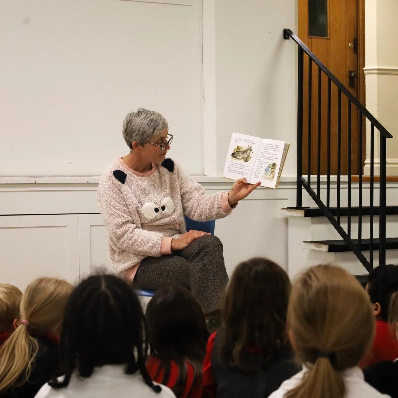Vorlesetag | Read Aloud Day 📚

Today is the official Read Aloud Day @der_bundesweite_vorlesetag! Our students were lucky to welcome special visitors into their classrooms to share new stories with them. Our Grade 9 and 10 students even got to spend 