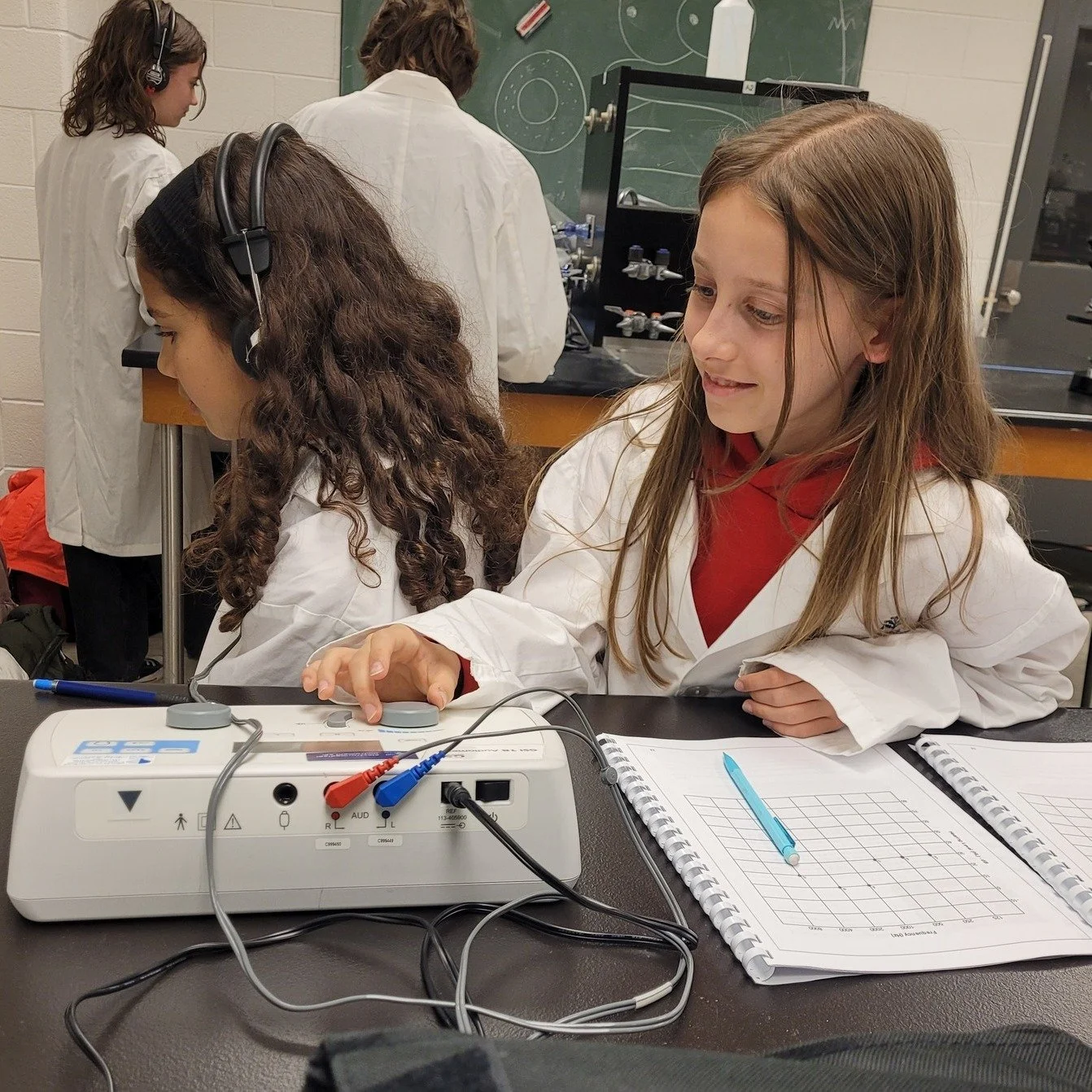 Science day at the University of Toronto!🔬

Grades 5&ndash;11 had a great field trip to @uoft, as part of our ongoing collaboration with the university. Students got to explore the labs and run real experiments on themselves! They tested their heari