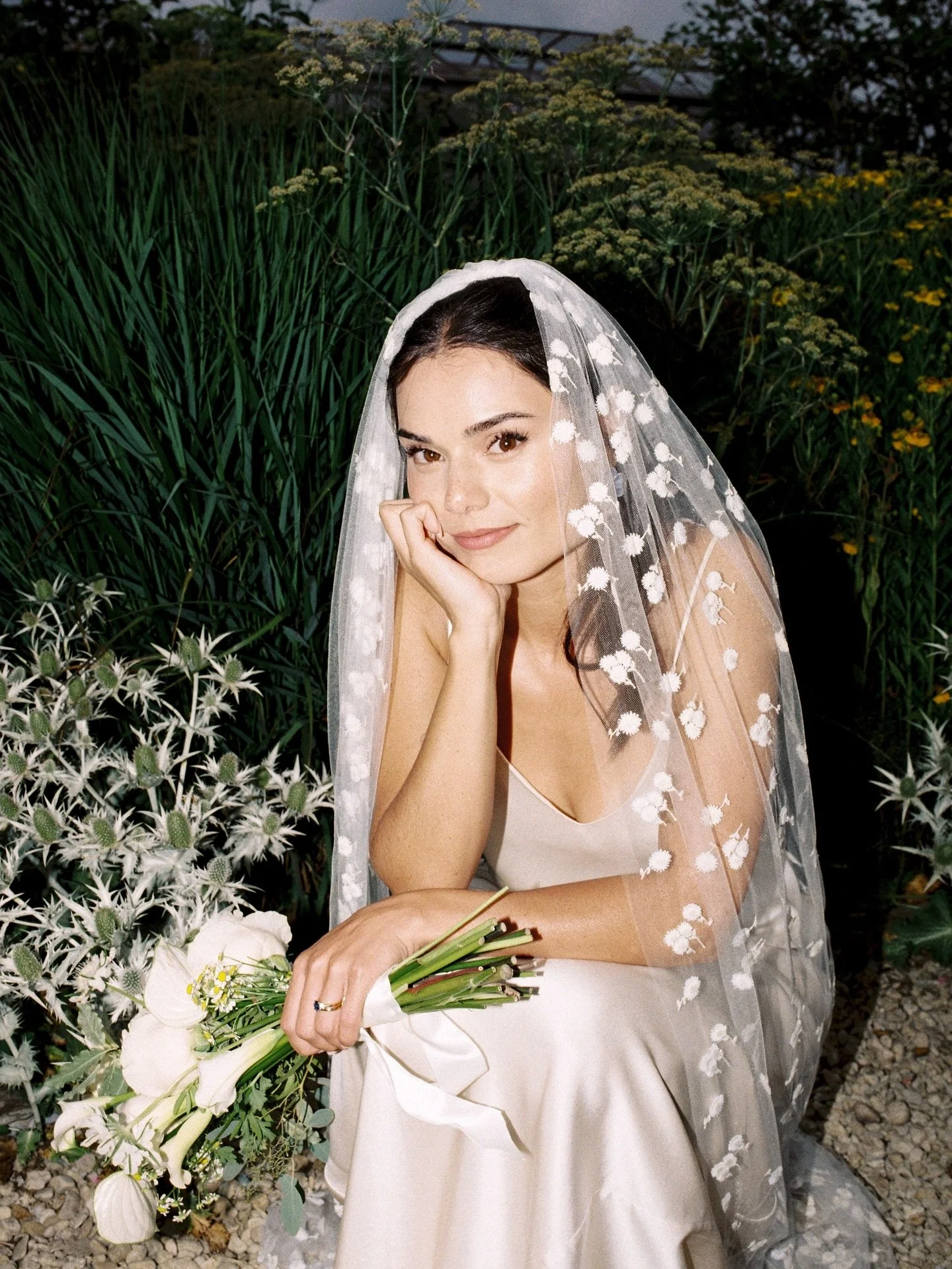 Getting married in a piece of paradise in the Cotswolds just outside Oxford 🌱

Getting ready venue @bullburford 
Venue &amp; catering @wortonkitchengarden 
Bride @kamperett @lola.varma via @thefallbride 
Veil @am_faulkner, shoes @loefflerrandall 
Gr
