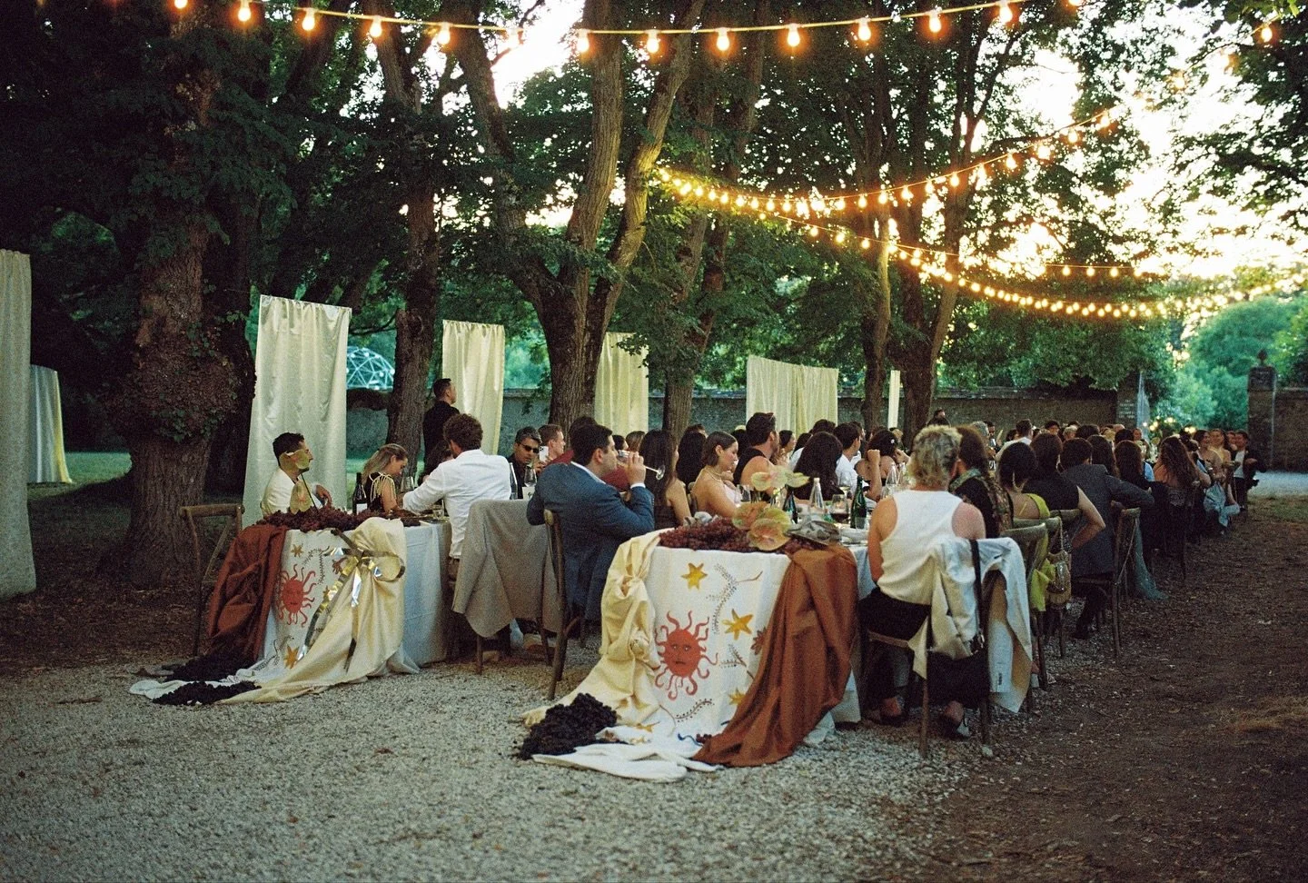 An outdoors dinner in the French countryside 🍇

Venue @chateau_du_fey 
Styling @lafedericastudio 
Stationery &amp; designs @deplumayletras 

#francefilmweddingphotographer #portra800 #europefilmweddingphotographer #filmweddingphotographer #analogwed