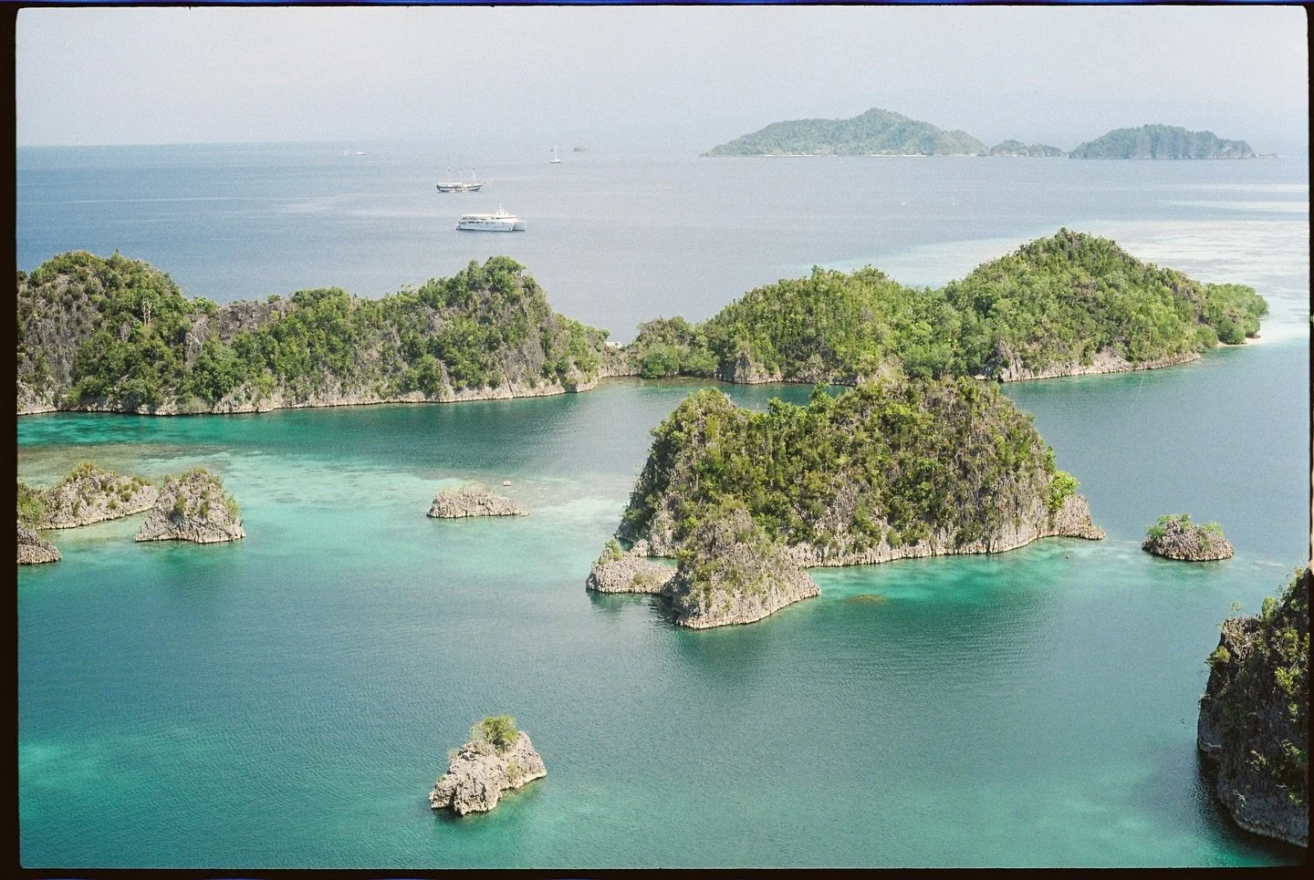 Memories from a remote corner of Indonesia 🇮🇩

@rajaampatbiodiversity 

#indonesiaonfilm #indonesiafilmphotographer #southeastasiaonfilm #asiaonfilm #travelonfilm #kodakultramax #filmtravelphotographer #analogtravelphotographer #filmweddingphotogra