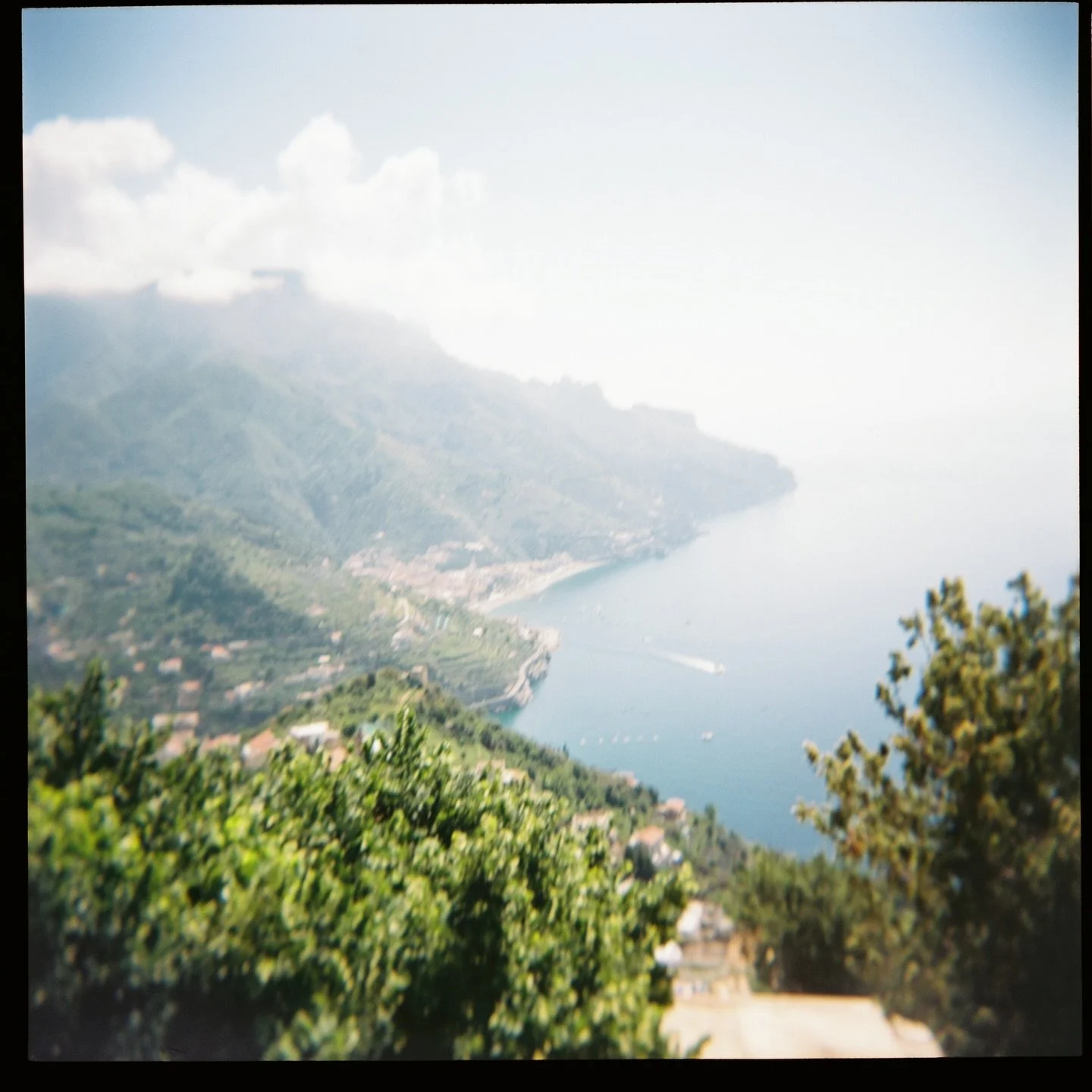Holga love ❤️

&hellip;yeah I&rsquo;m bringing it back baby

#holga120n #amalficoastonfilm #ravelloweddingphotographer #amalficoastweddingphotographer #italyfilmweddingphotographer #sorrentoweddingphotographer #analogueweddingphotographer #analogwedd
