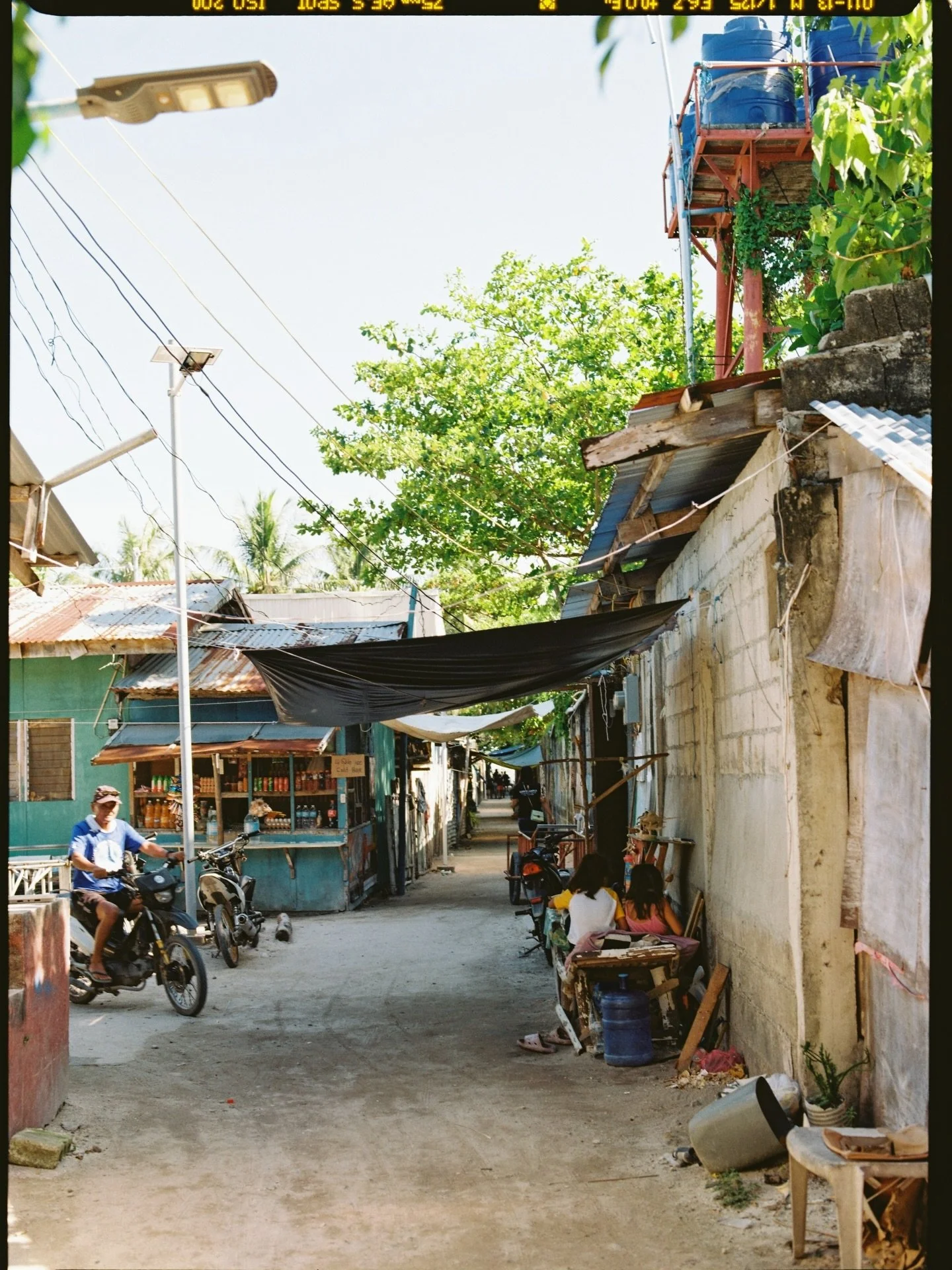 In between dives I&rsquo;d go wandering around with my Pentax and observing local life. These are glimpses on medium format of Malapascua island just off the northern tip of Cebu and Dauin, a village in Negros Oriental, Philippines 🇵🇭 

#mediumform