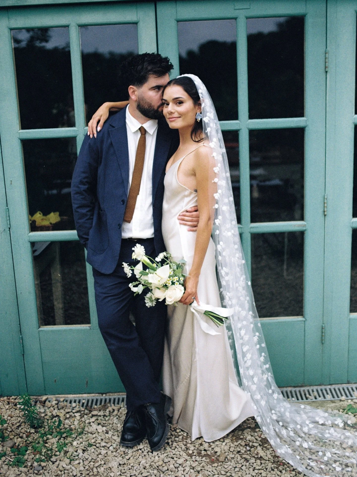 Still not over this intimate wedding in the Cotswolds, immersed in nature yet so stylish and a bit brat 💅

Getting ready venue @bullburford 
Venue &amp; catering @wortonkitchengarden 
Bride @kamperett @lola.varma via @thefallbride 
Veil @am_faulkner