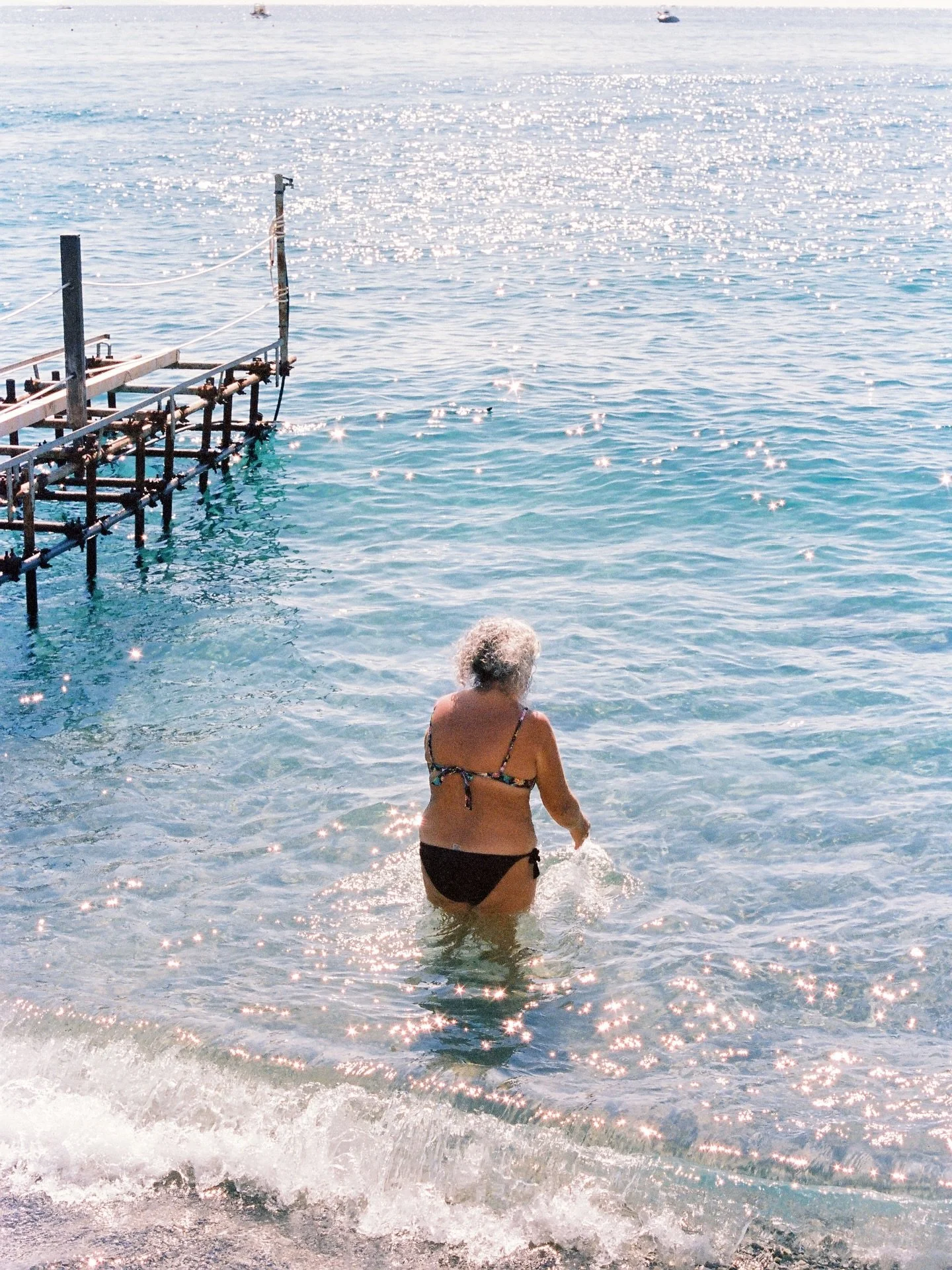It&rsquo;s that time of the year here in the UK where it has rained so much I&rsquo;m just ready for summer already. Time to be the lady in the first picture 👙

#italiansummer #italyonfilm #italyfilmphotographer #analogphotographer #kodakportra400