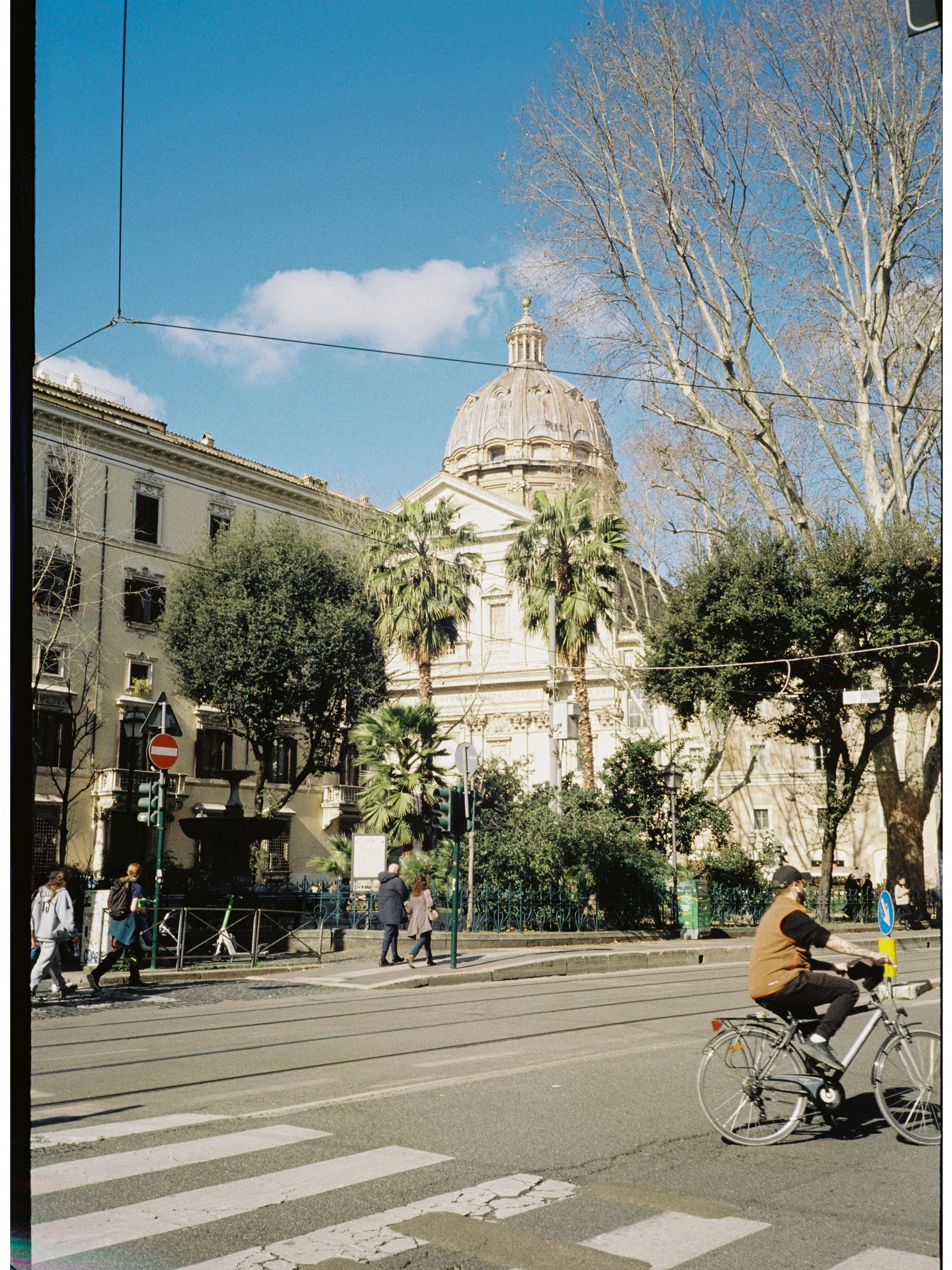 From the archive: Rome last spring 🤍

🎞️ Kodak Gold 200
📸 Olympus Mju II

#kodakgold200 #olympusmjuii #romeonfilm #italyonfilm #travelfilmphotography