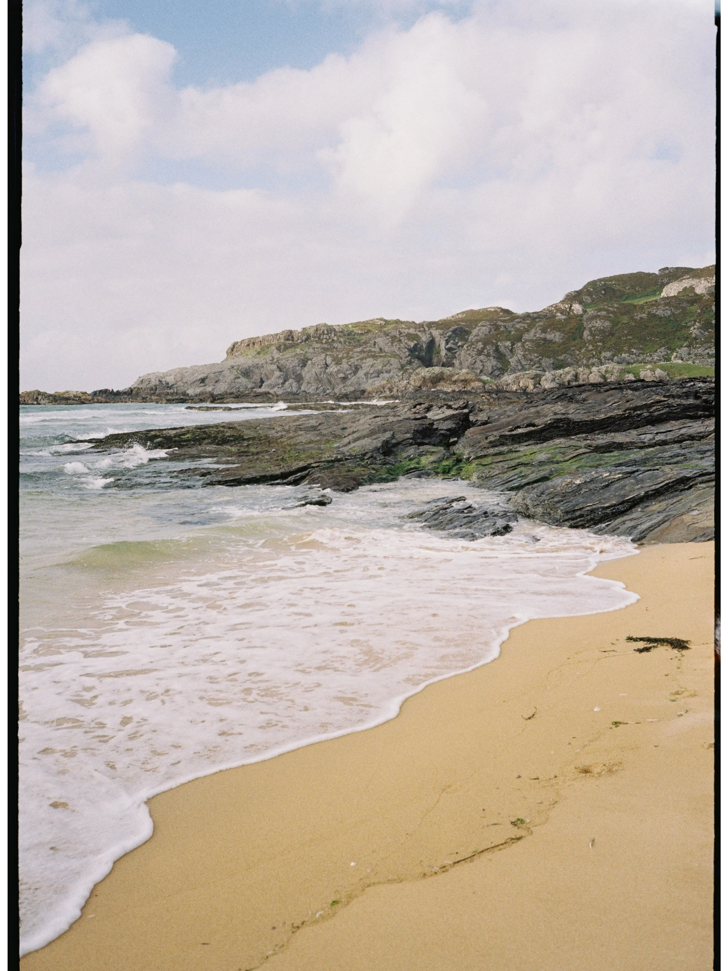 A few recent scans from Oban and the isle Colonsay, Scotland 🏴󠁧󠁢󠁳󠁣󠁴󠁿 

Kodak Gold 200 | Olympus Mju II

#colonsay #oban #innerhebrides #scotlandonfilm #olympusmjuii