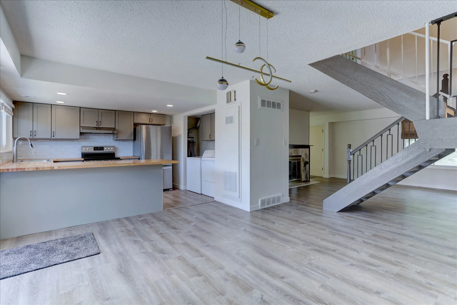 08-815 S Youngfiled Court-9.jpg