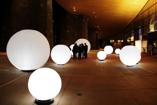 Inflatable-spheres-balls-leds-Steve-Chase-Galla-Palm-Springs-em-2-16-_14.jpg