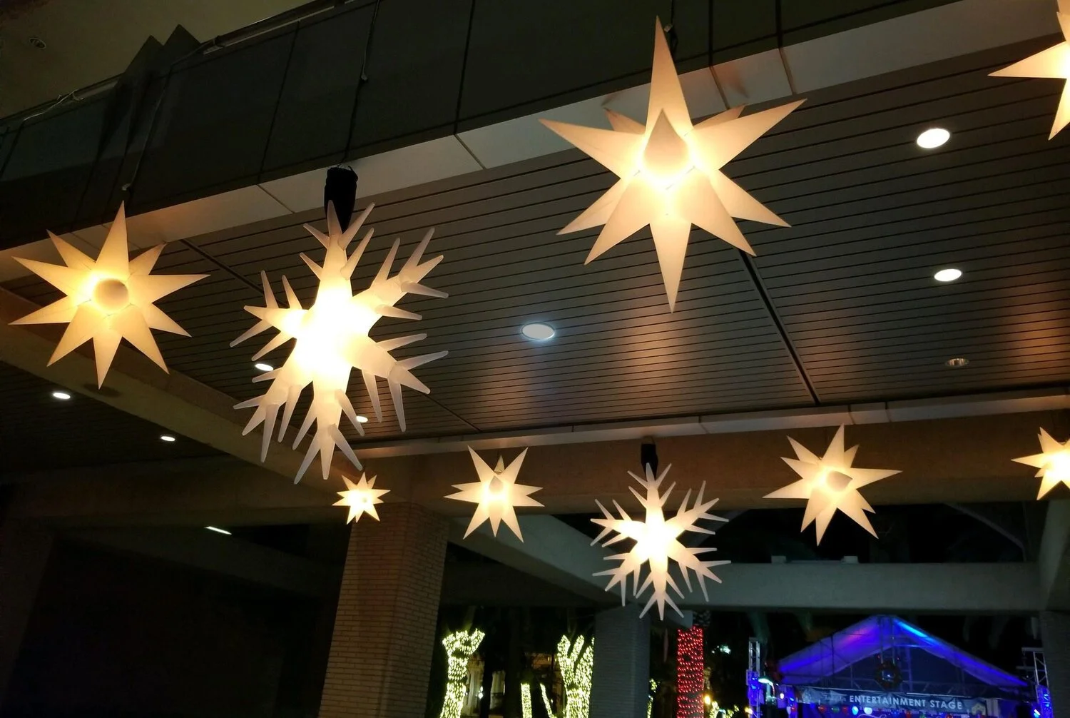 Inflatable-Snowflakes-with-lighting-for-rent.jpg