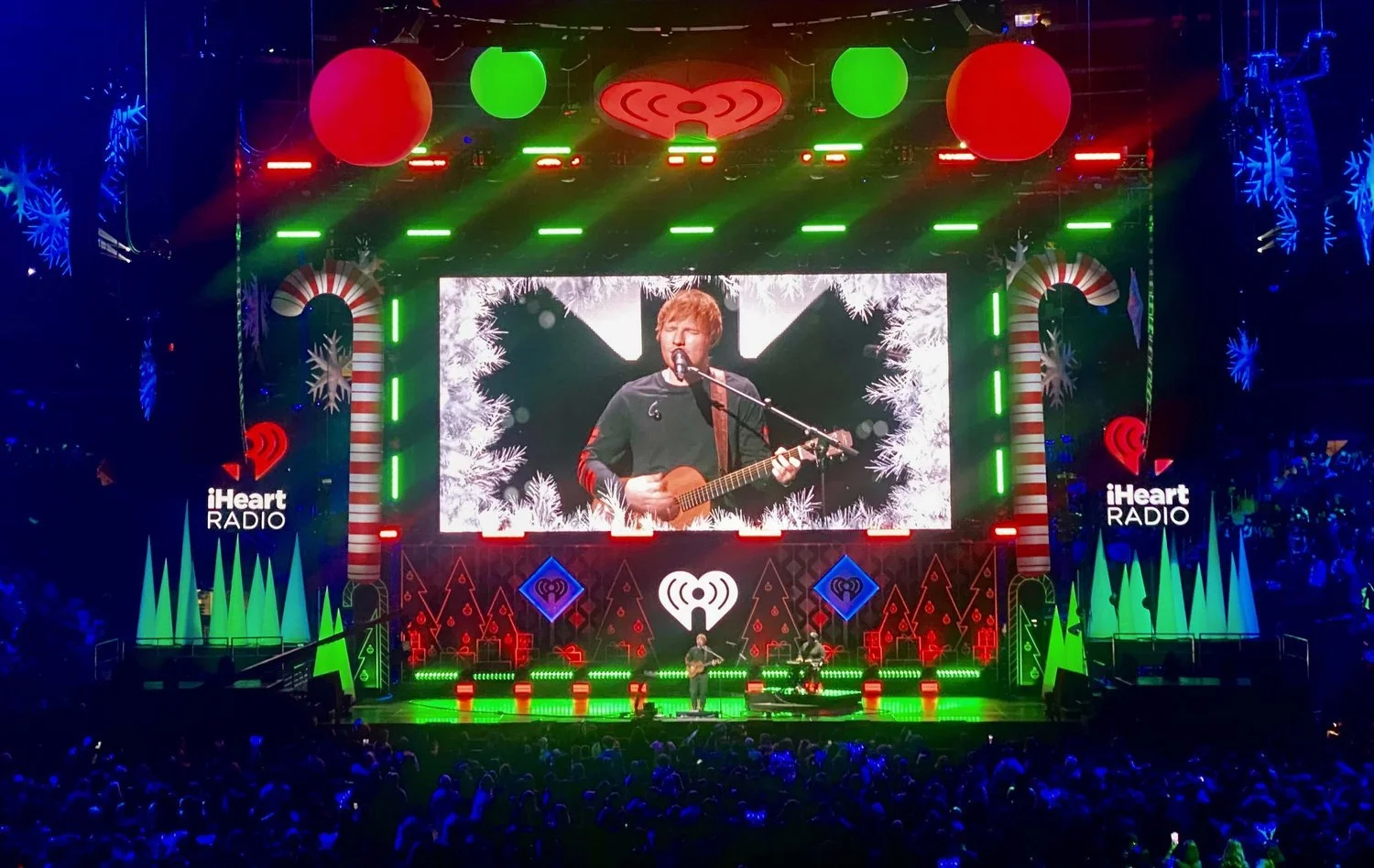 I-heart-radio-jingle-ball-show-Inflatable-Spheres-and-Cones-with-leds.jpeg