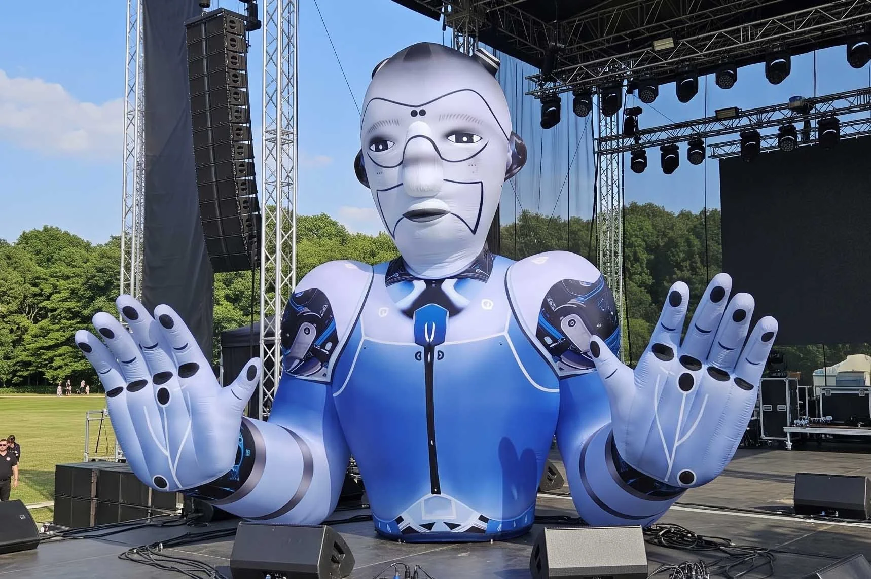 Custom Inflatable Robot for Stage Design 