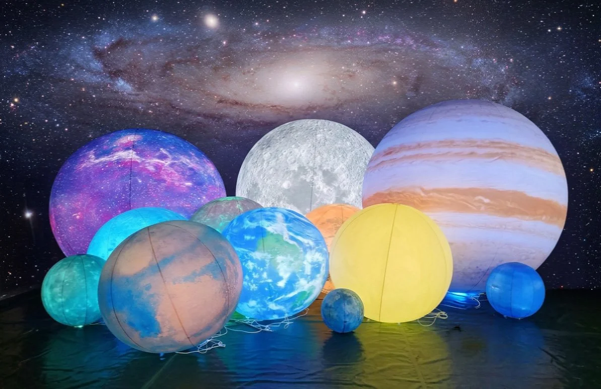 Inflatable-planets-with-leds.jpg