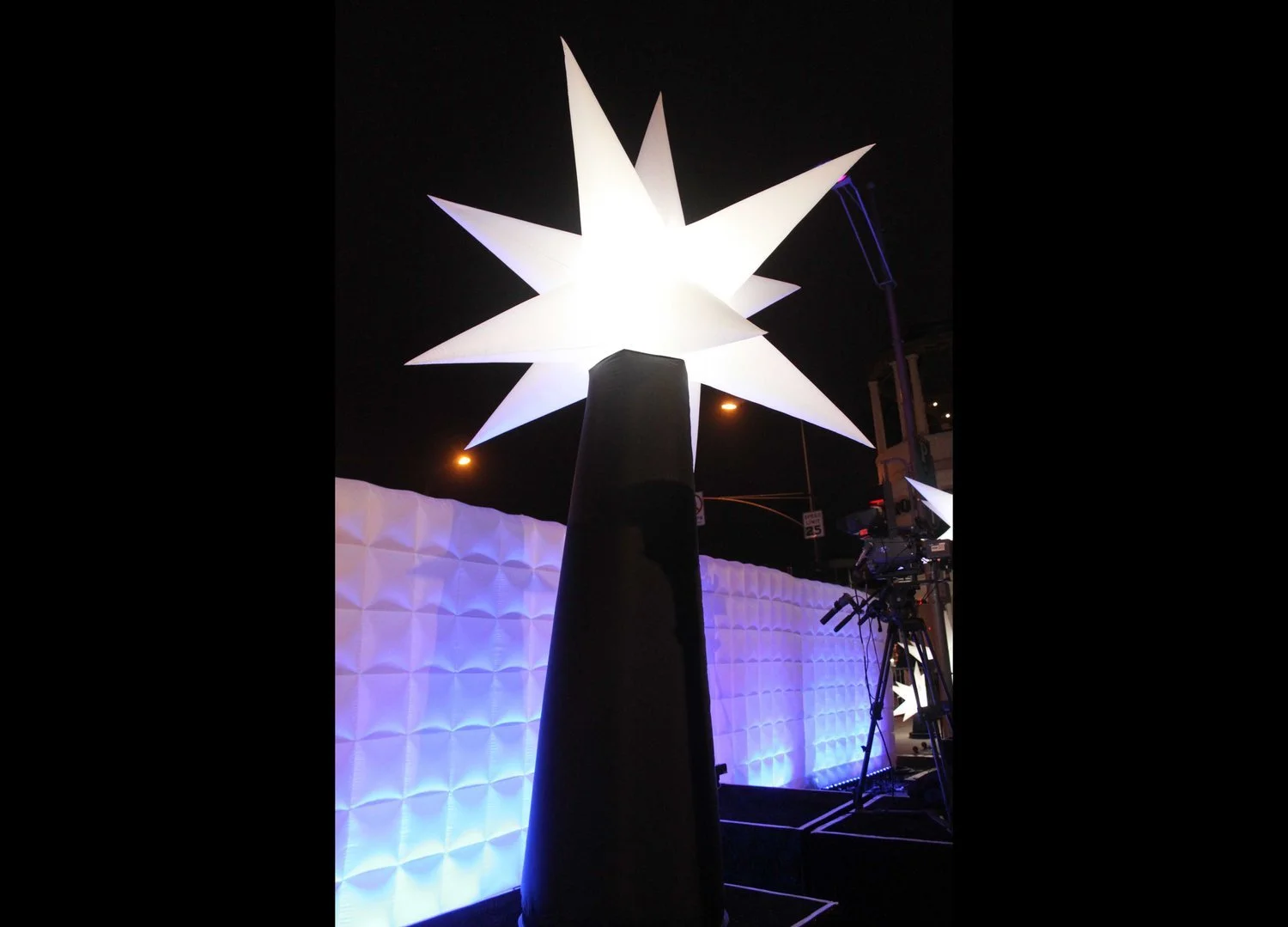 inflatable-Star-and-wall-special-event.jpg